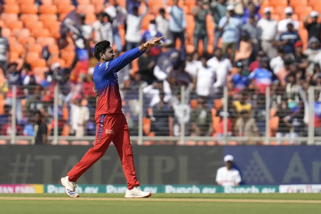 Swapnil Singh celebrates a wicket for RCB