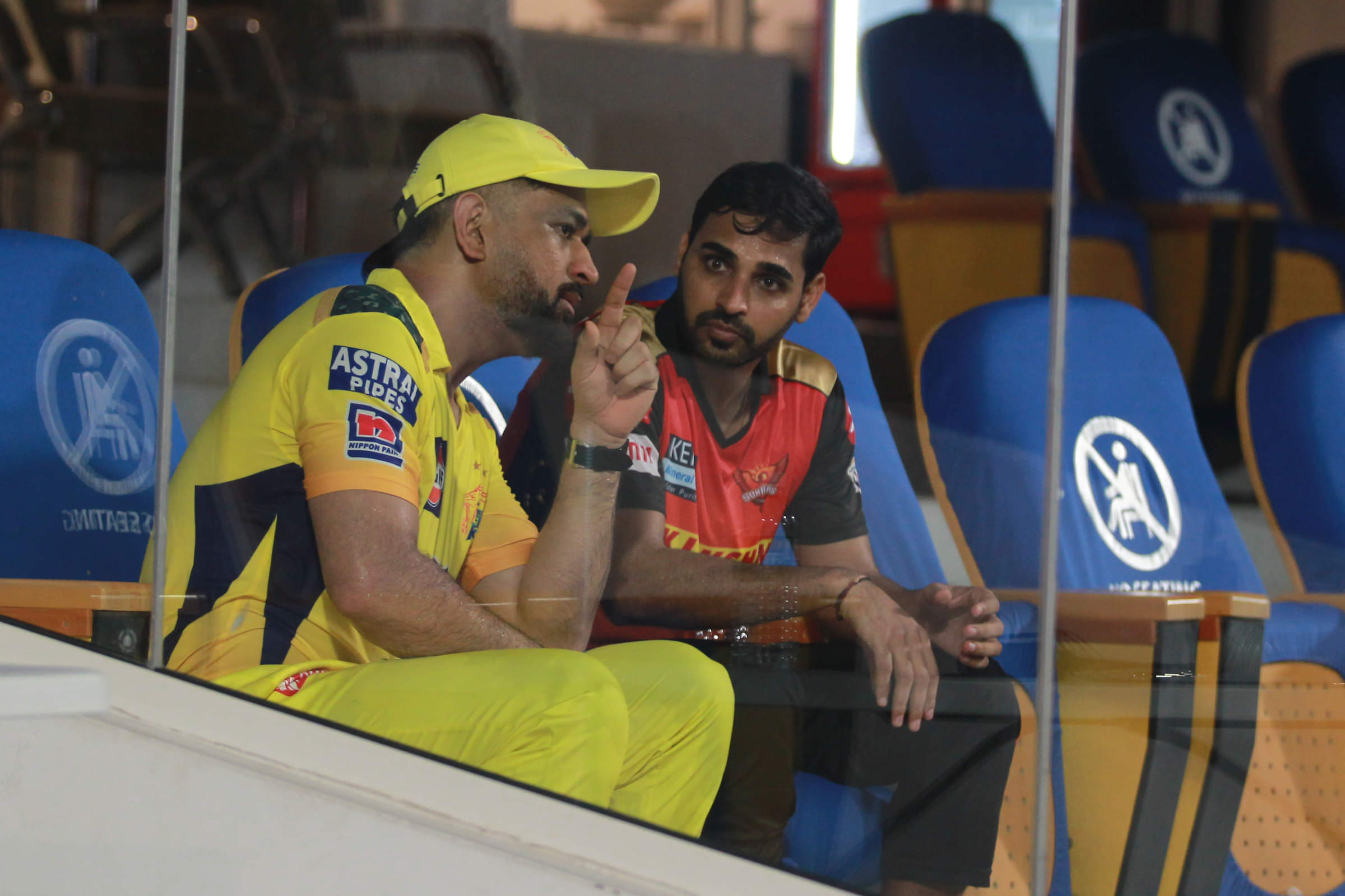 MS Dhoni with Bhuvneshwar Kumar during IPL 2022