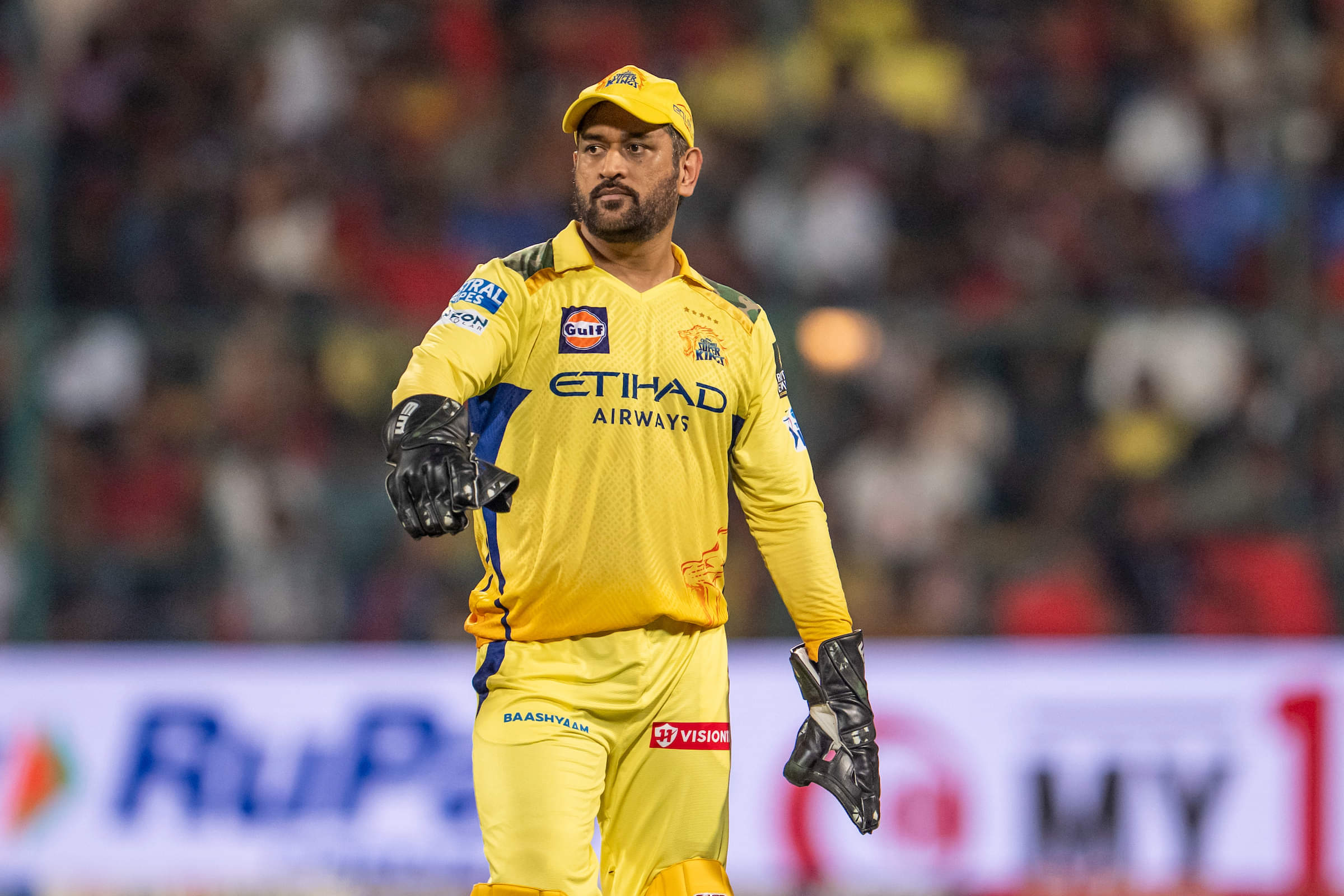 Adam Gilchrist Questions Dhoni’s Captaincy After RCB Loss