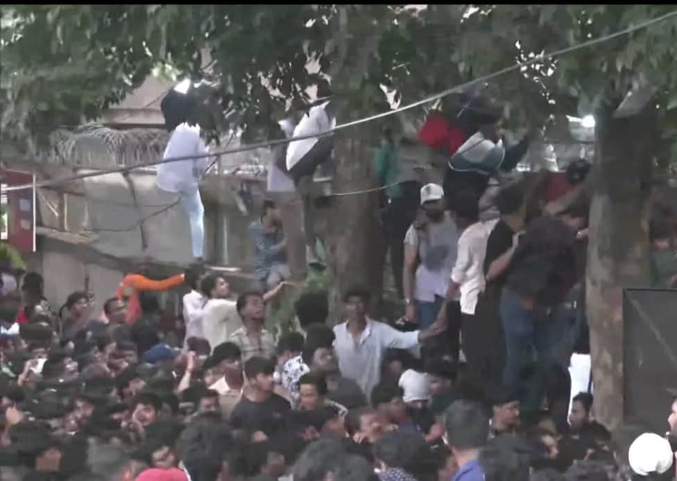 मातम में बदला RCB की जीत का जश्न, चिन्नास्वामी स्टेडियम के बाहर भगदड़ में कई लोगों की मौत: रिपोर्ट्स