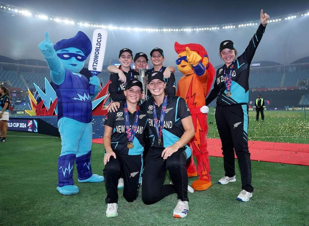 Izzy Gaze posing with New Zealand cricketers after lifting the T20 World Cup