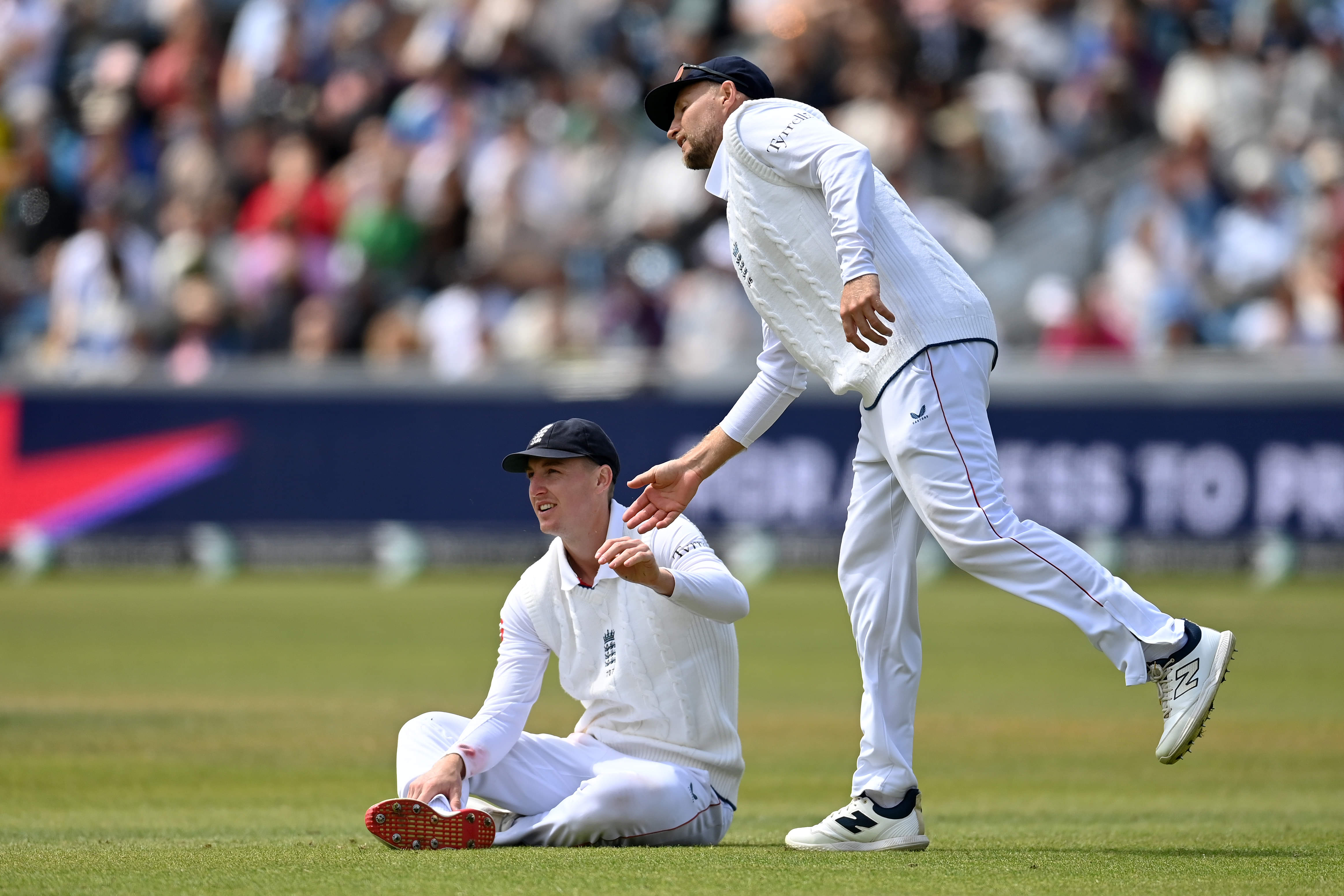 Root, Brook Endure Forgettable Ashes Warmup, Score 1 & 2 Respectively
