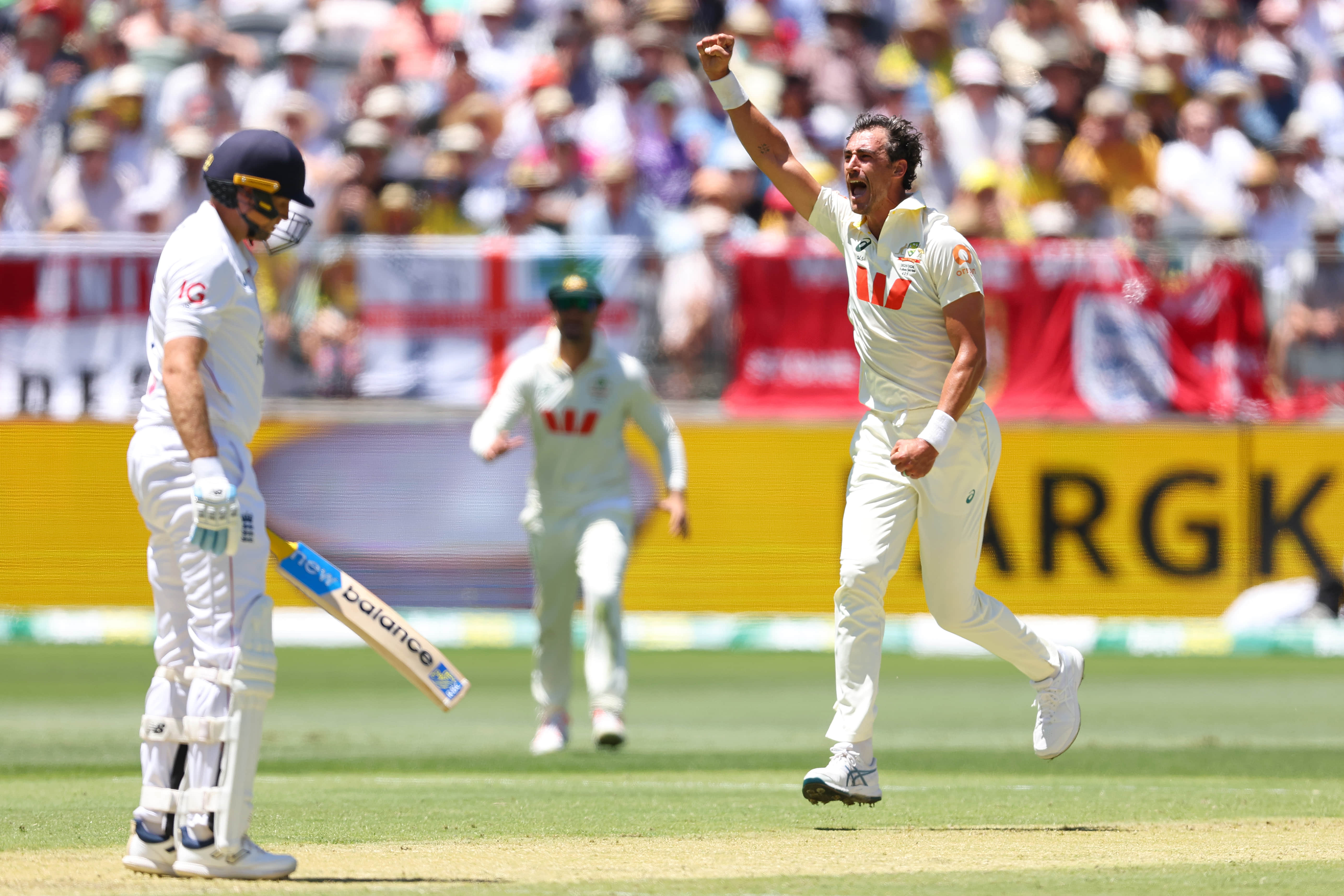 Best in Business: Mitchell Starc Completes 100 Ashes Dismissals, Gets Root Out for Duck