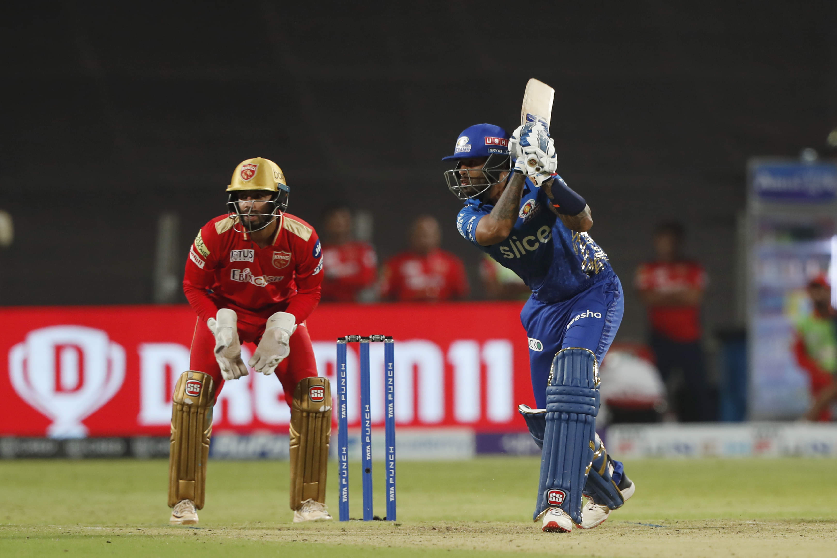 Odean Smith holds nerve to hand Mumbai their fifth straight defeat