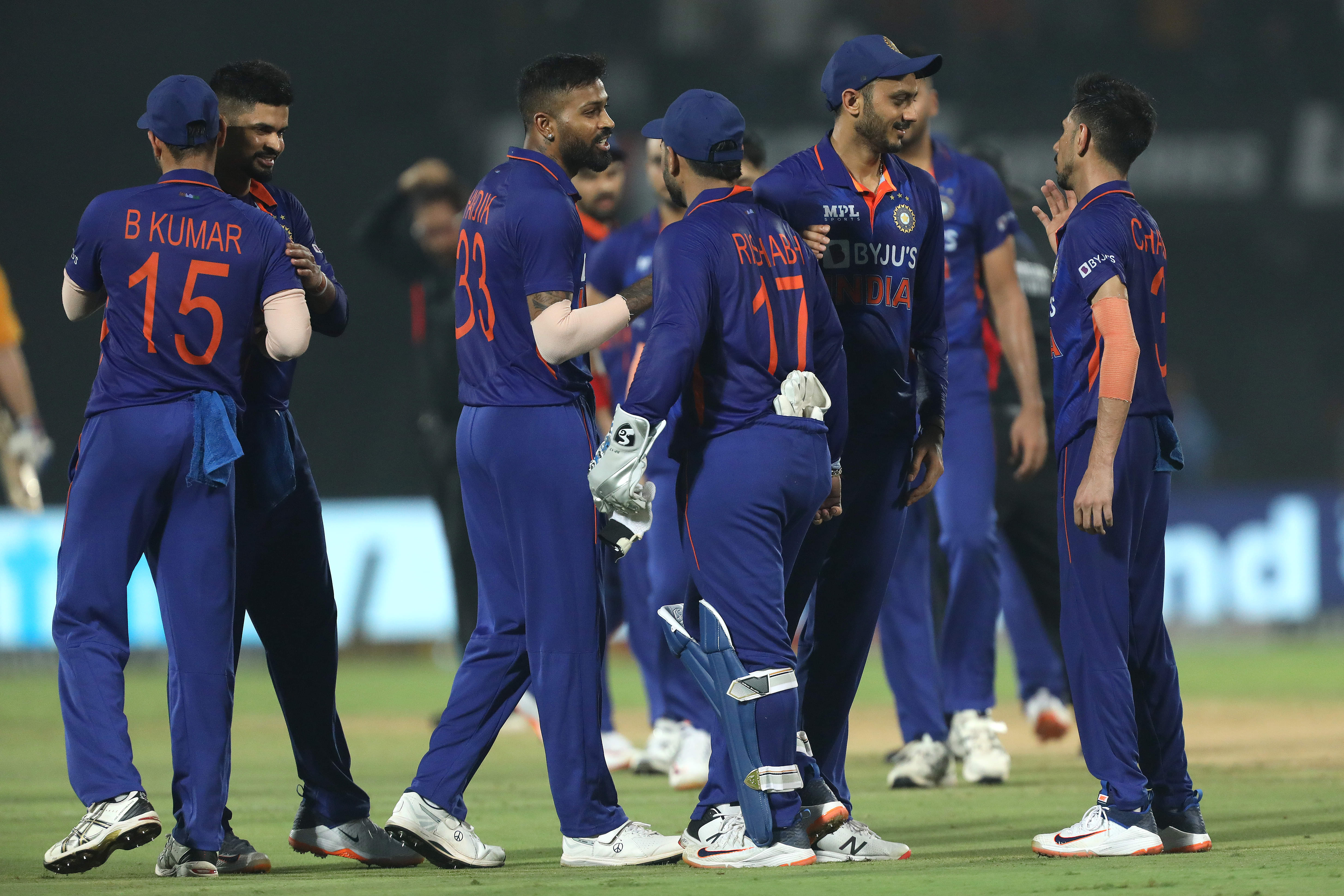 Clinical India thrash listless South Africa to level series