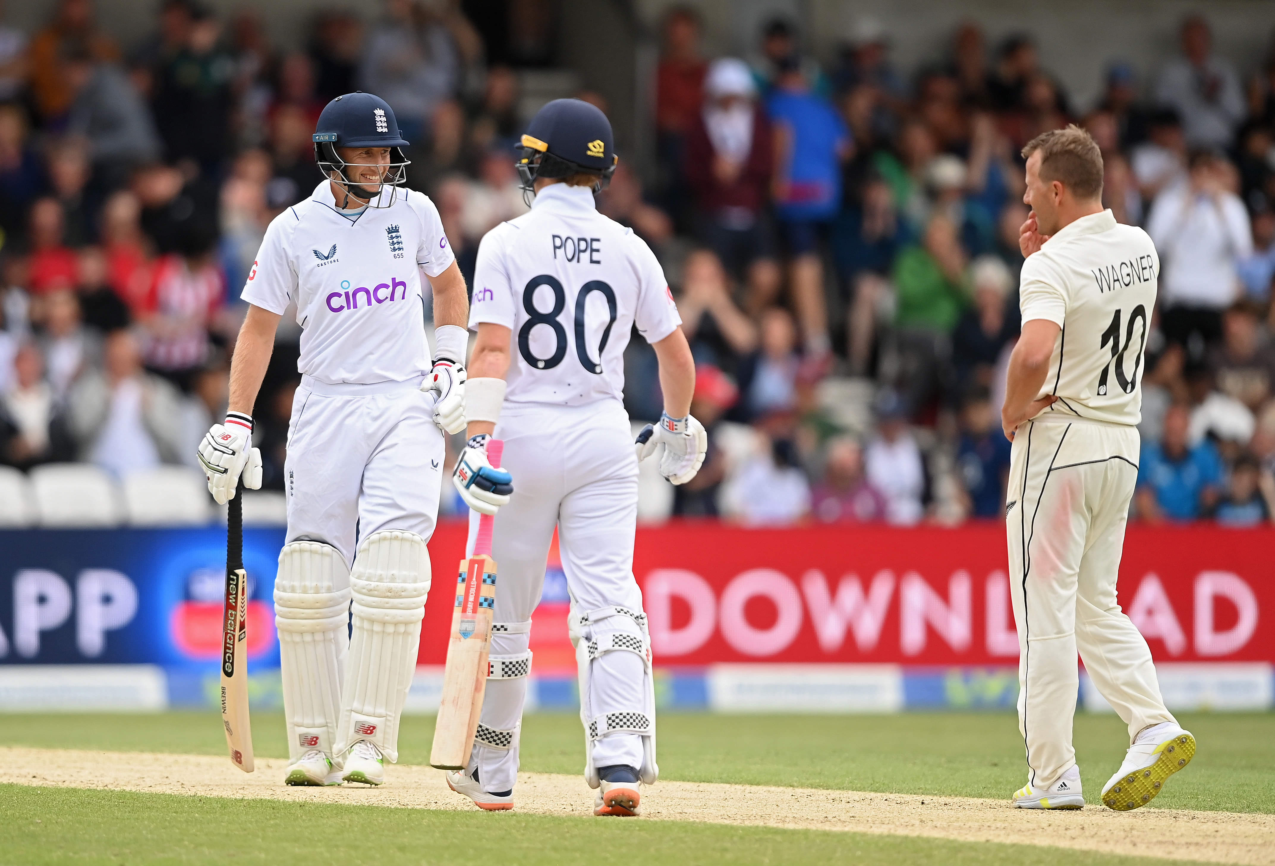 Root, Pope inch England closer 