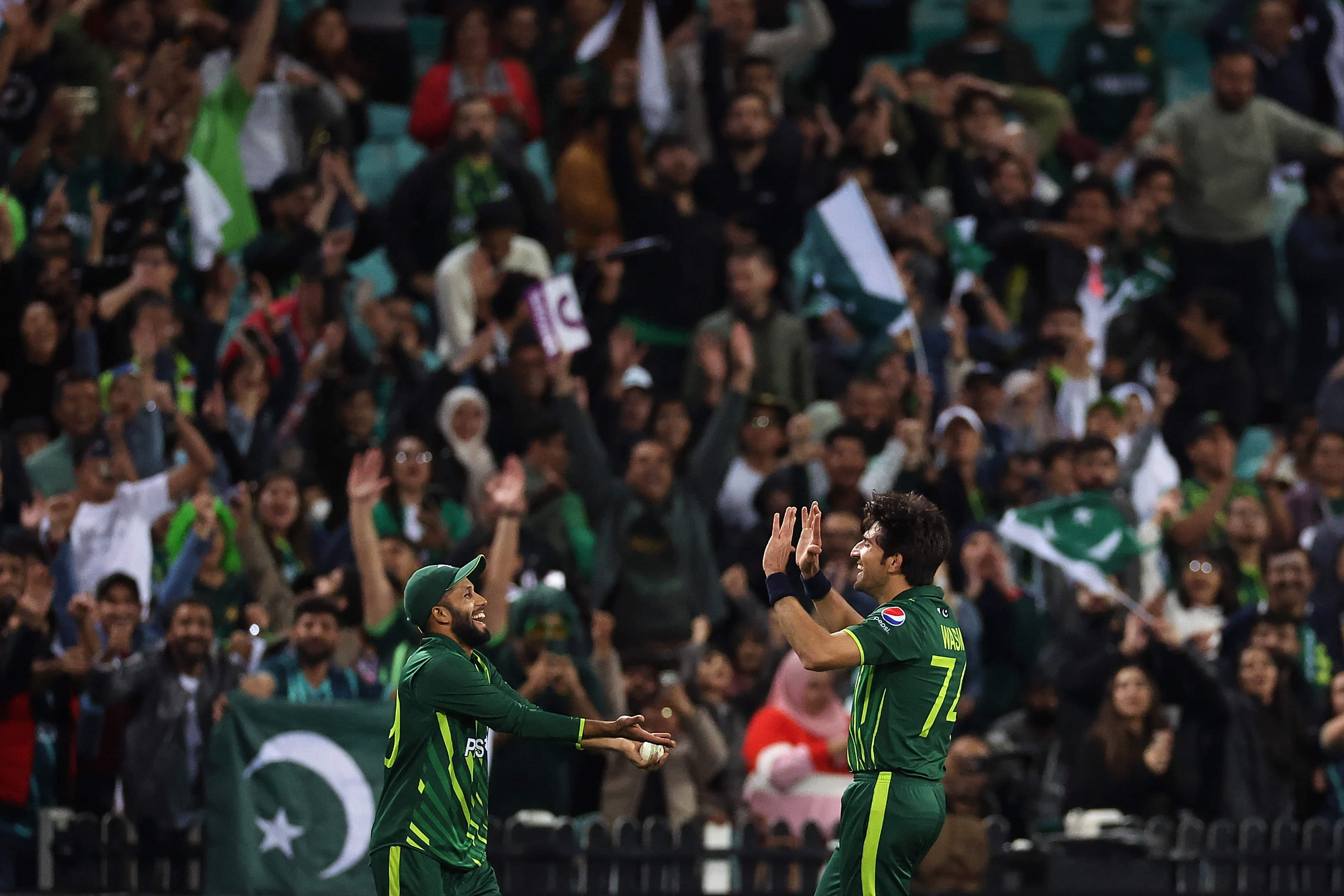 PAK ease past SA to stay alive: As it happened