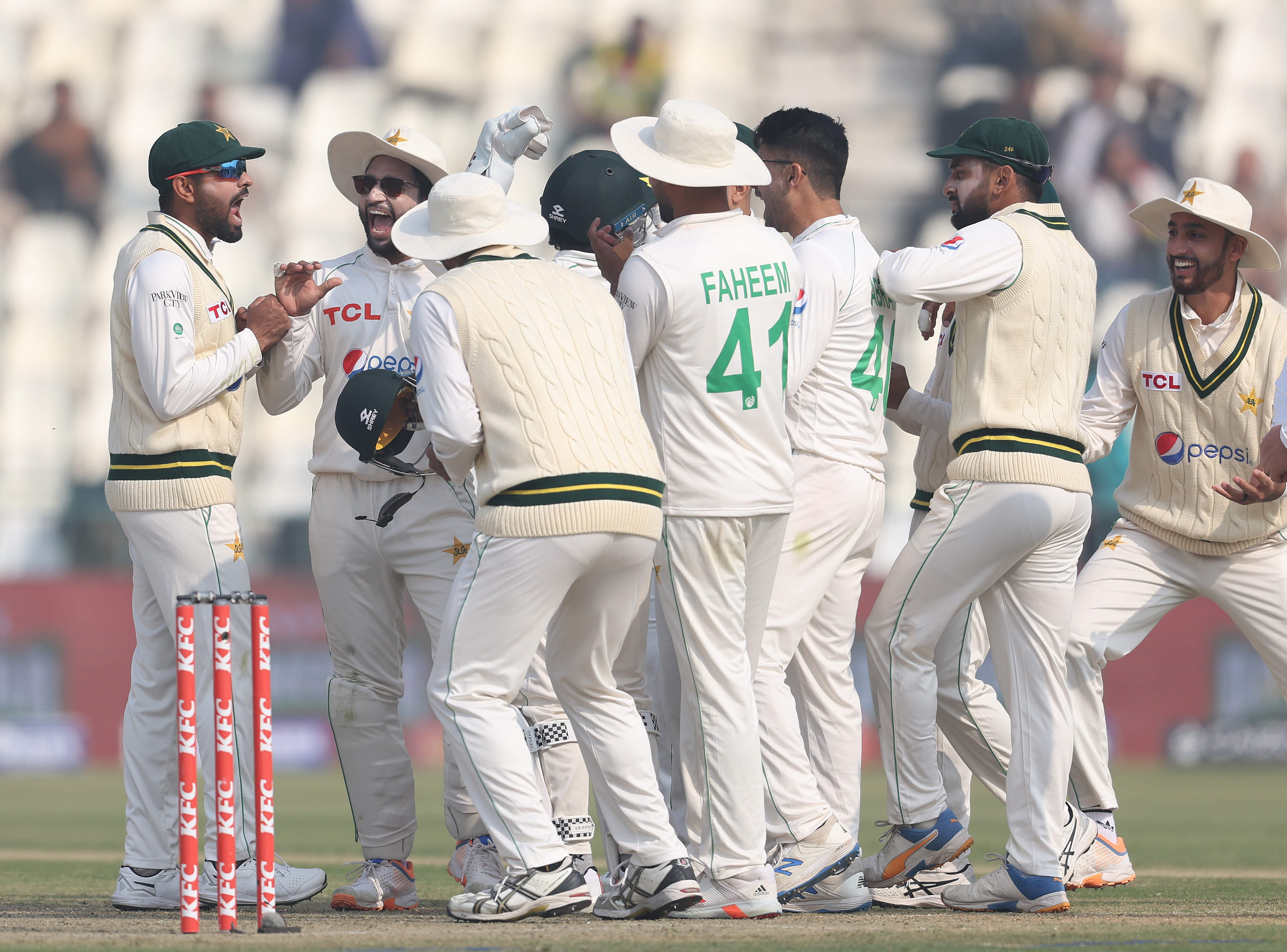 Stumps, Day 1: Pakistan storm back with a game-changing final session