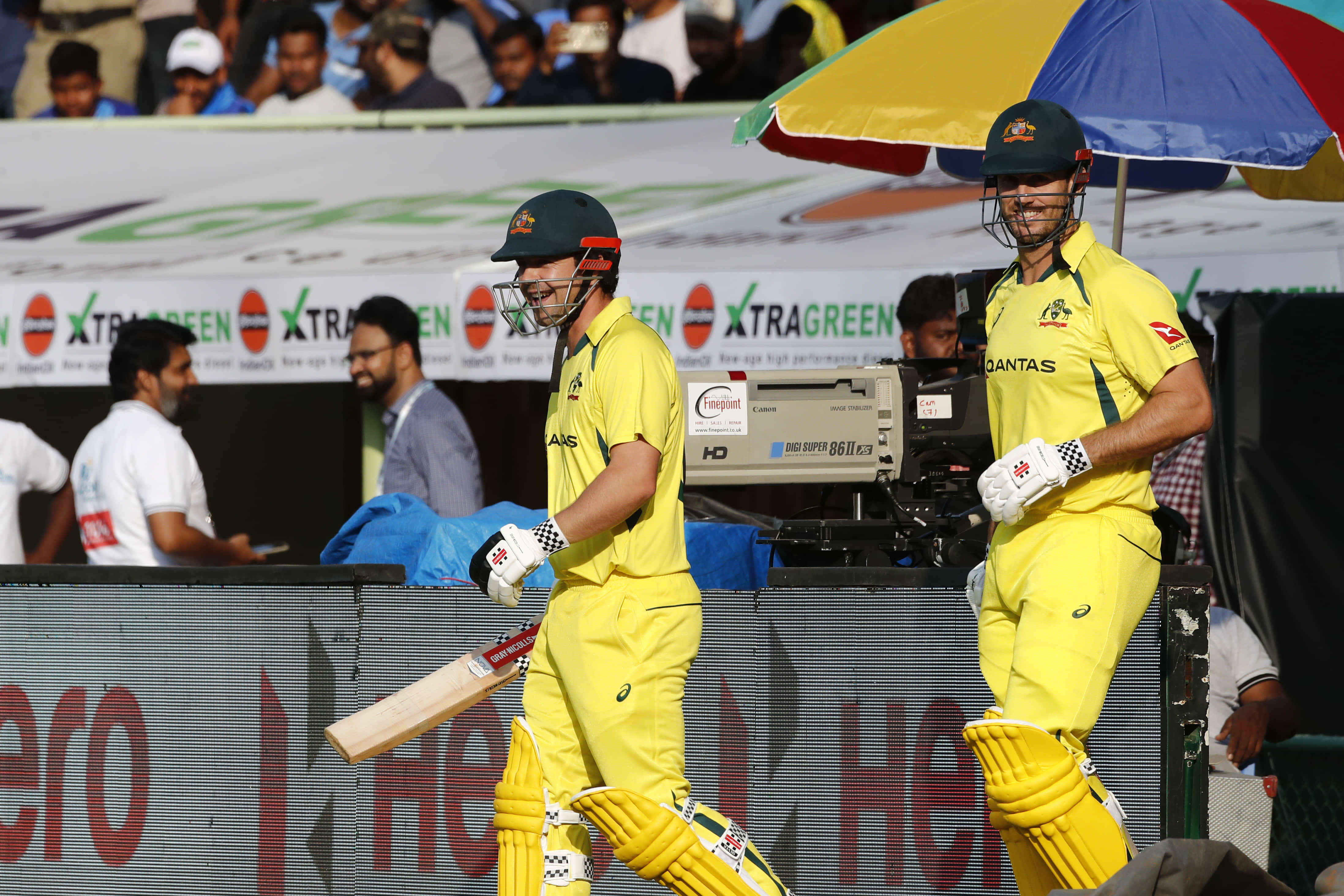 Marsh, Head make a mockery of the chase as Australia level series