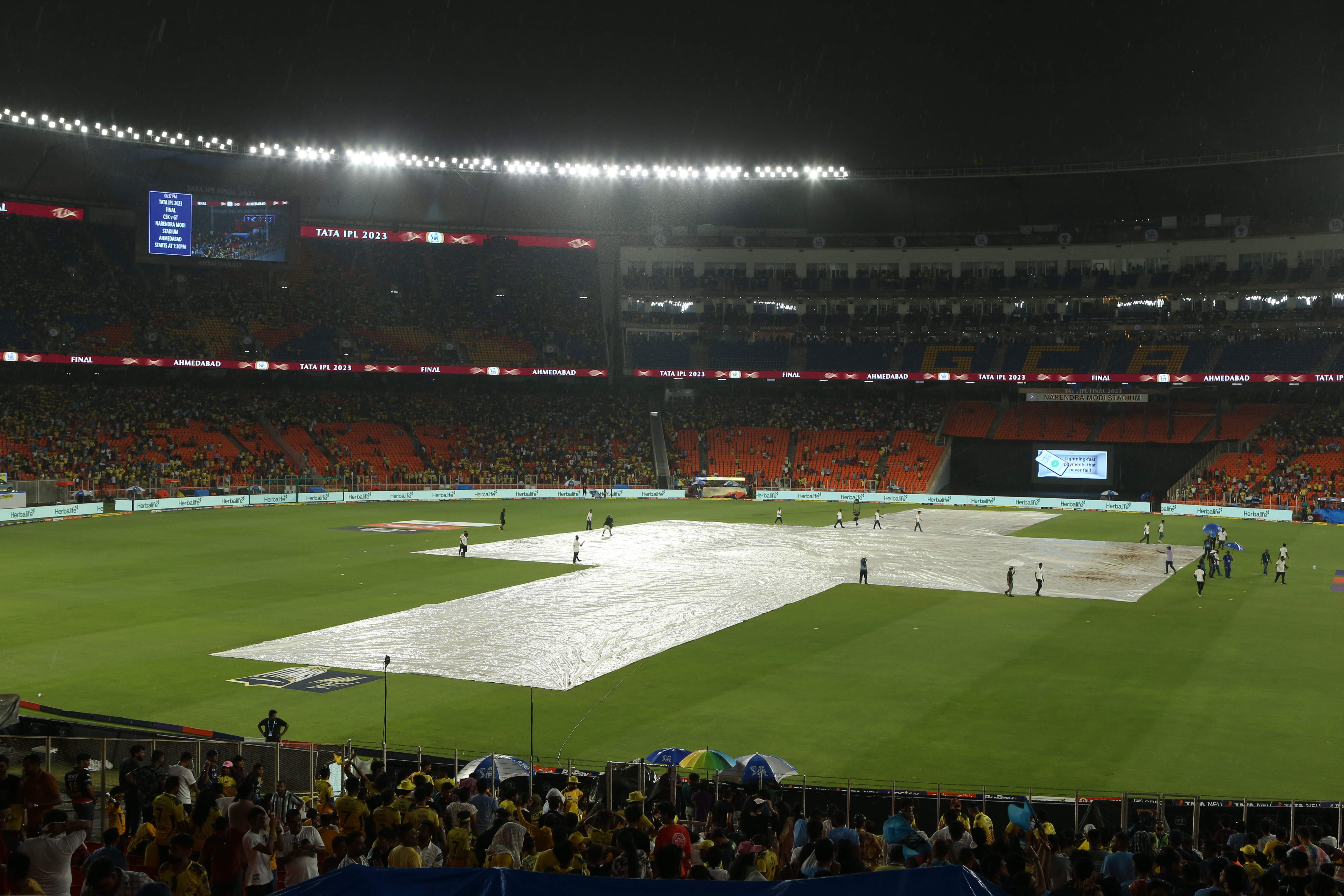 Persistent rain postpones the match to reserve day