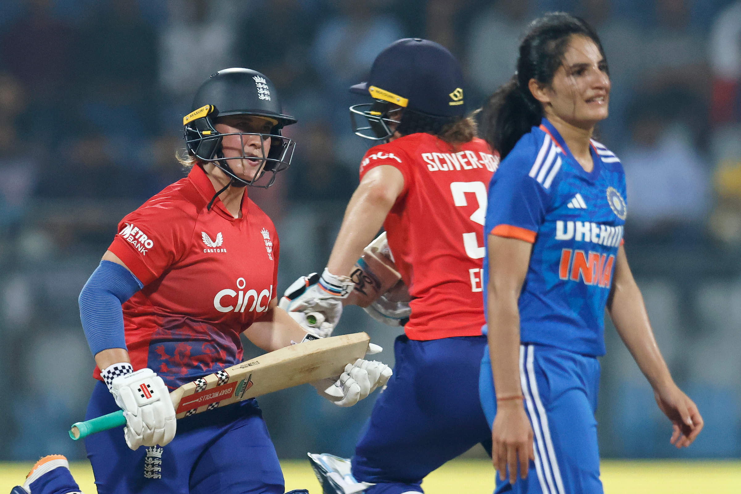 Spinners set up series win for ENG: As it happened