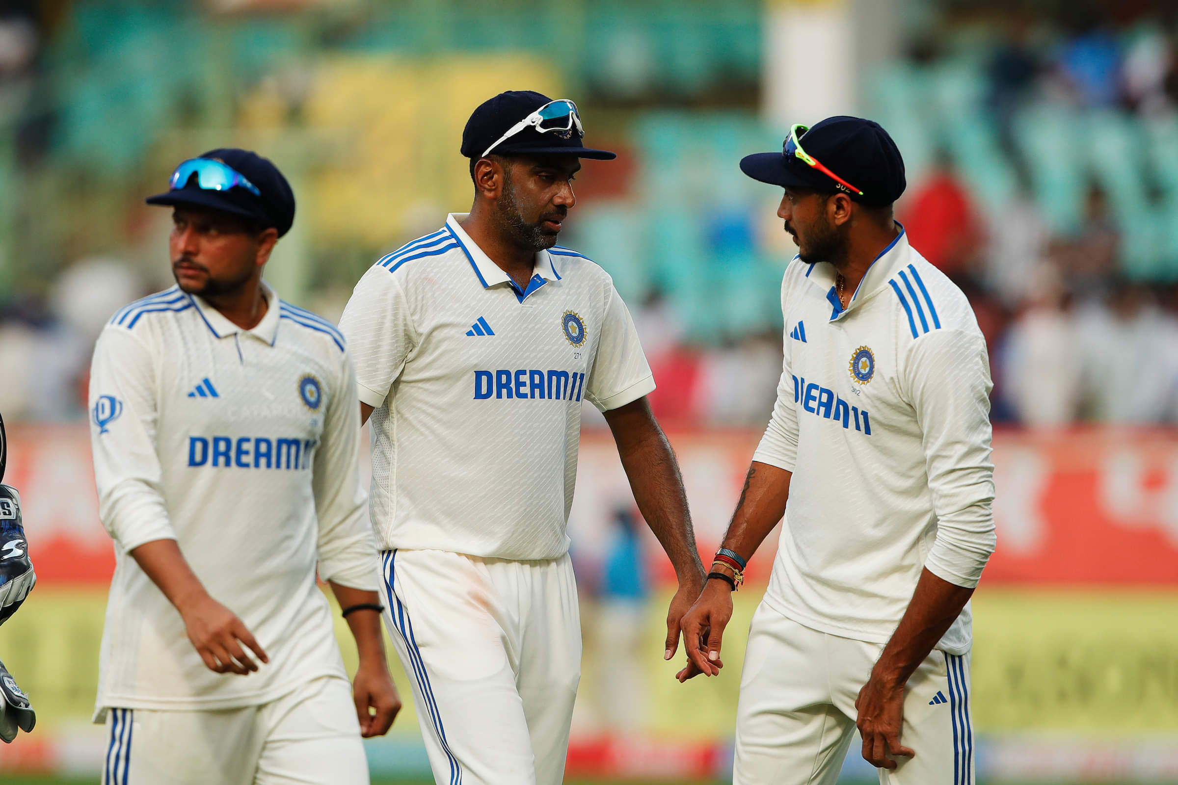 England 332 runs away; India need 9 wickets