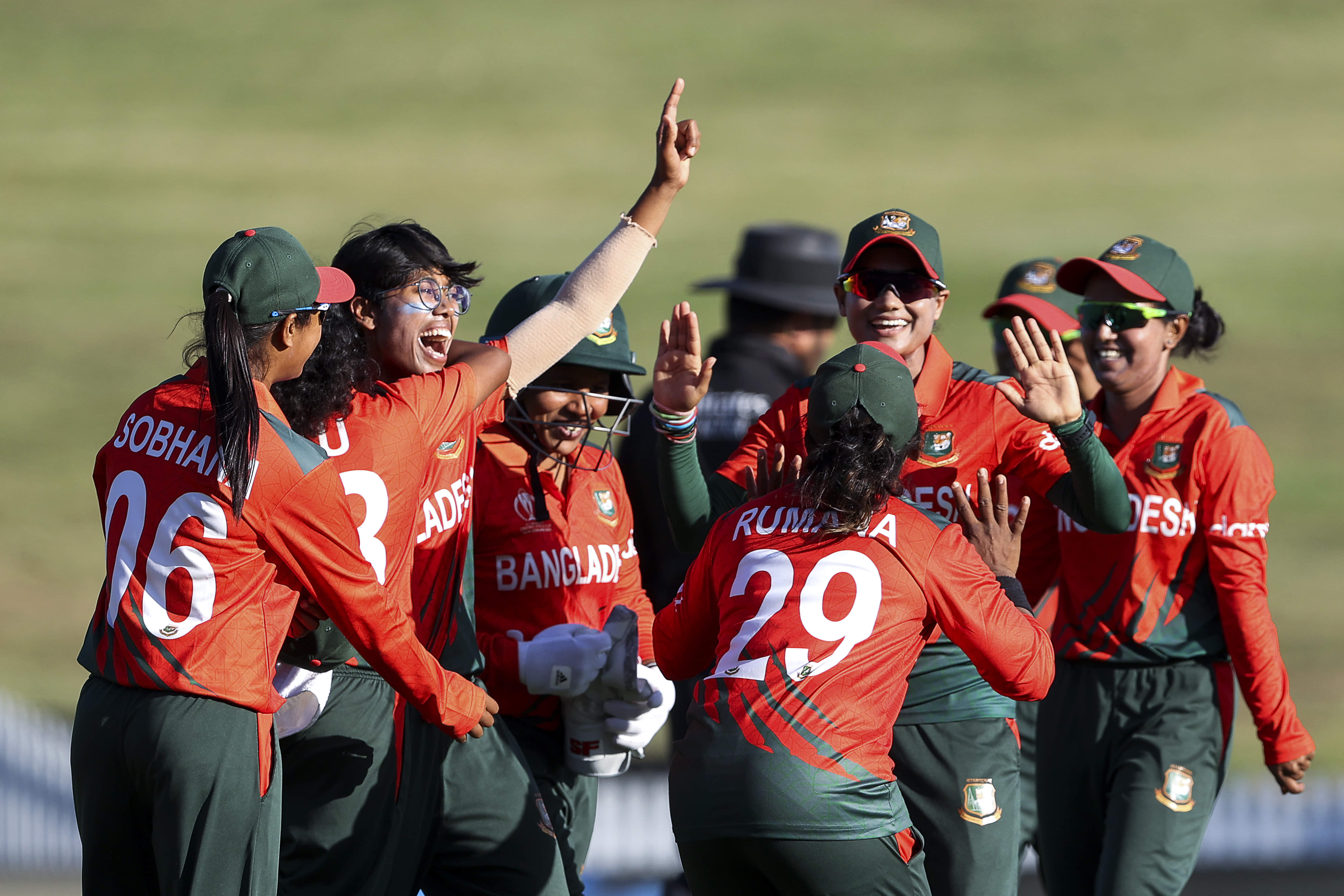 Pakistan's late collapse hands Bangladesh maiden win in Women's World Cup