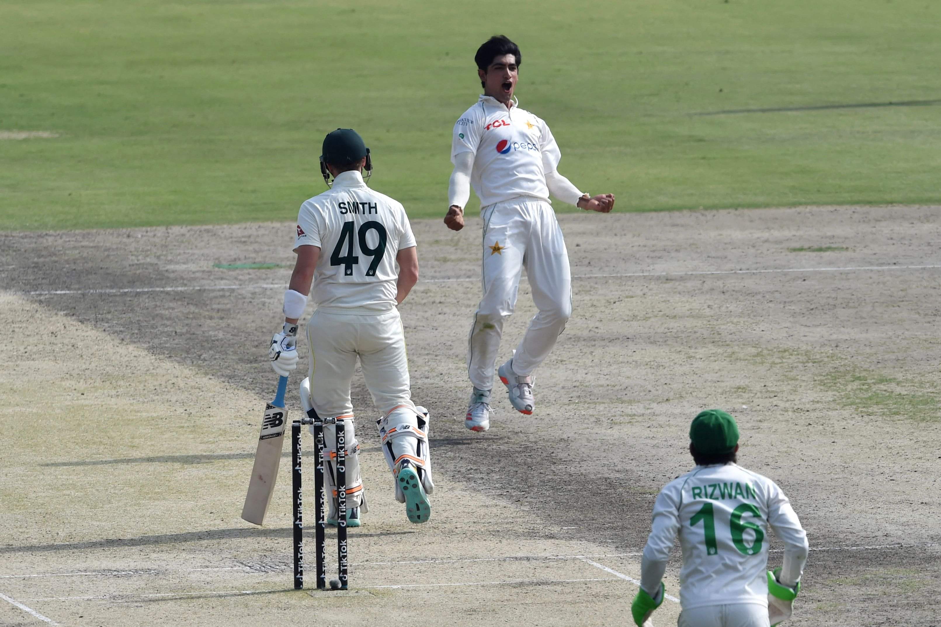 Persistent Pakistan overcome Khawaja-Smith's 138-run stand