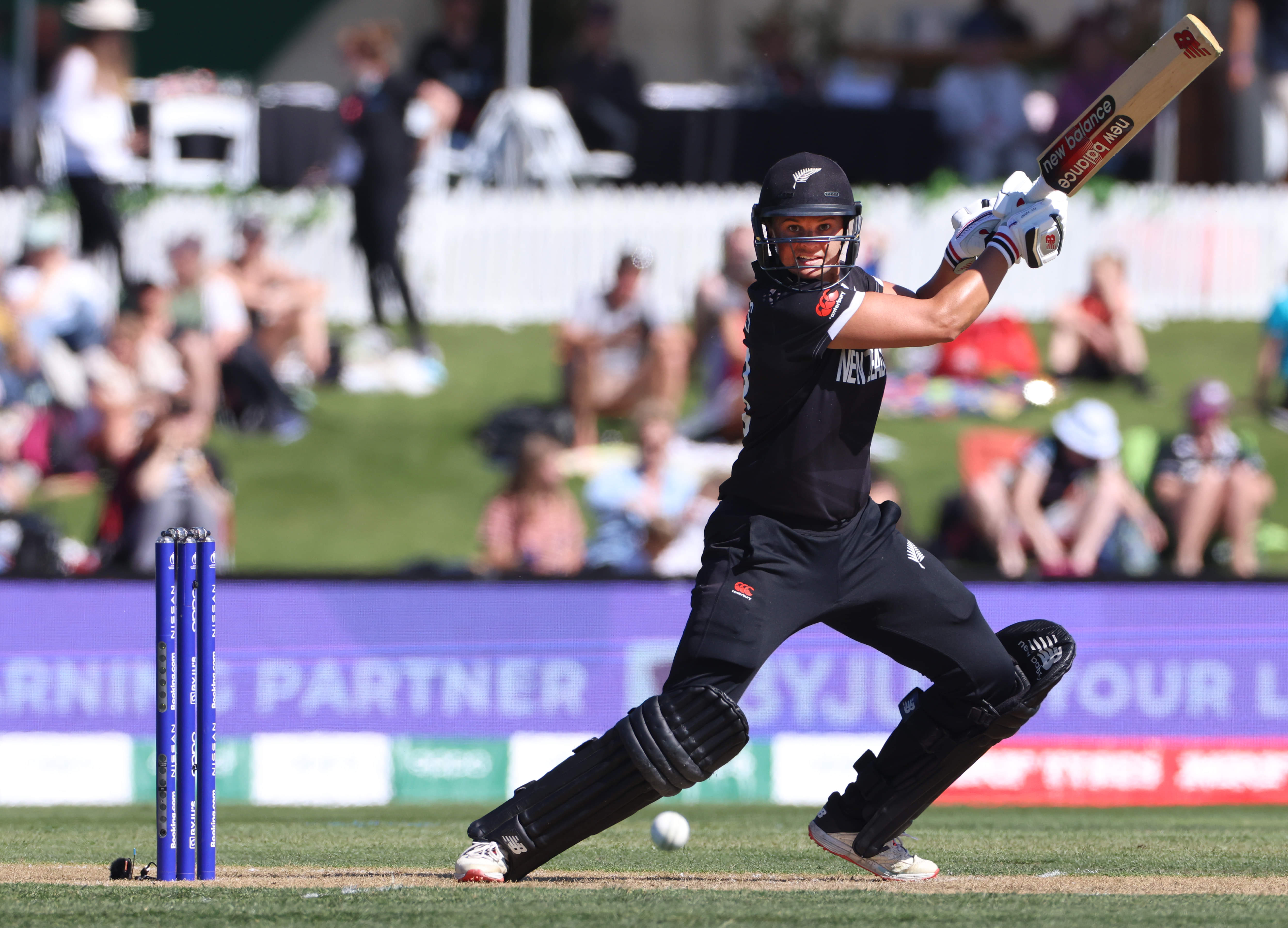 Bates, Rowe power New Zealand's big win over Pakistan