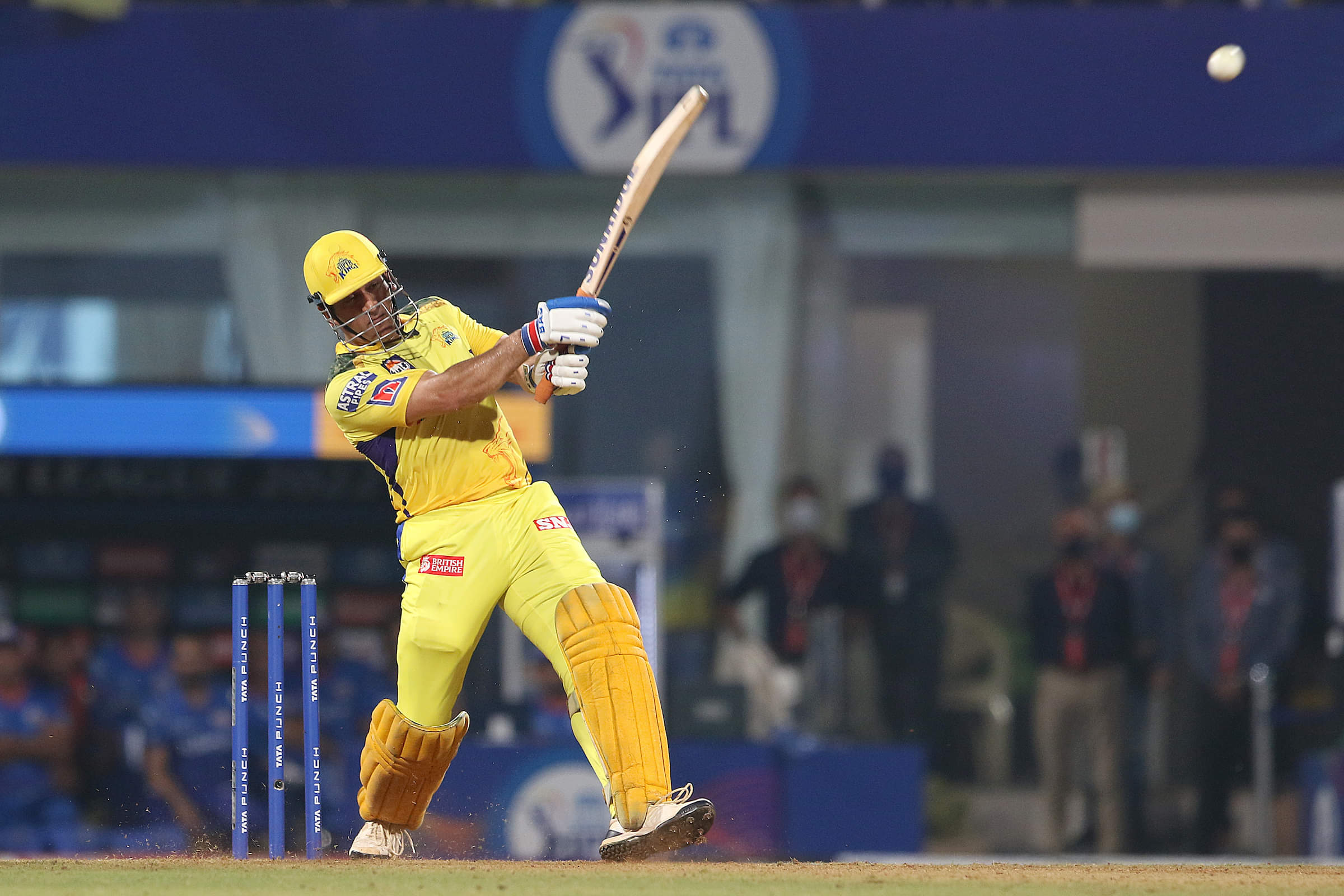 MS Dhoni finishes off in style, yet again
