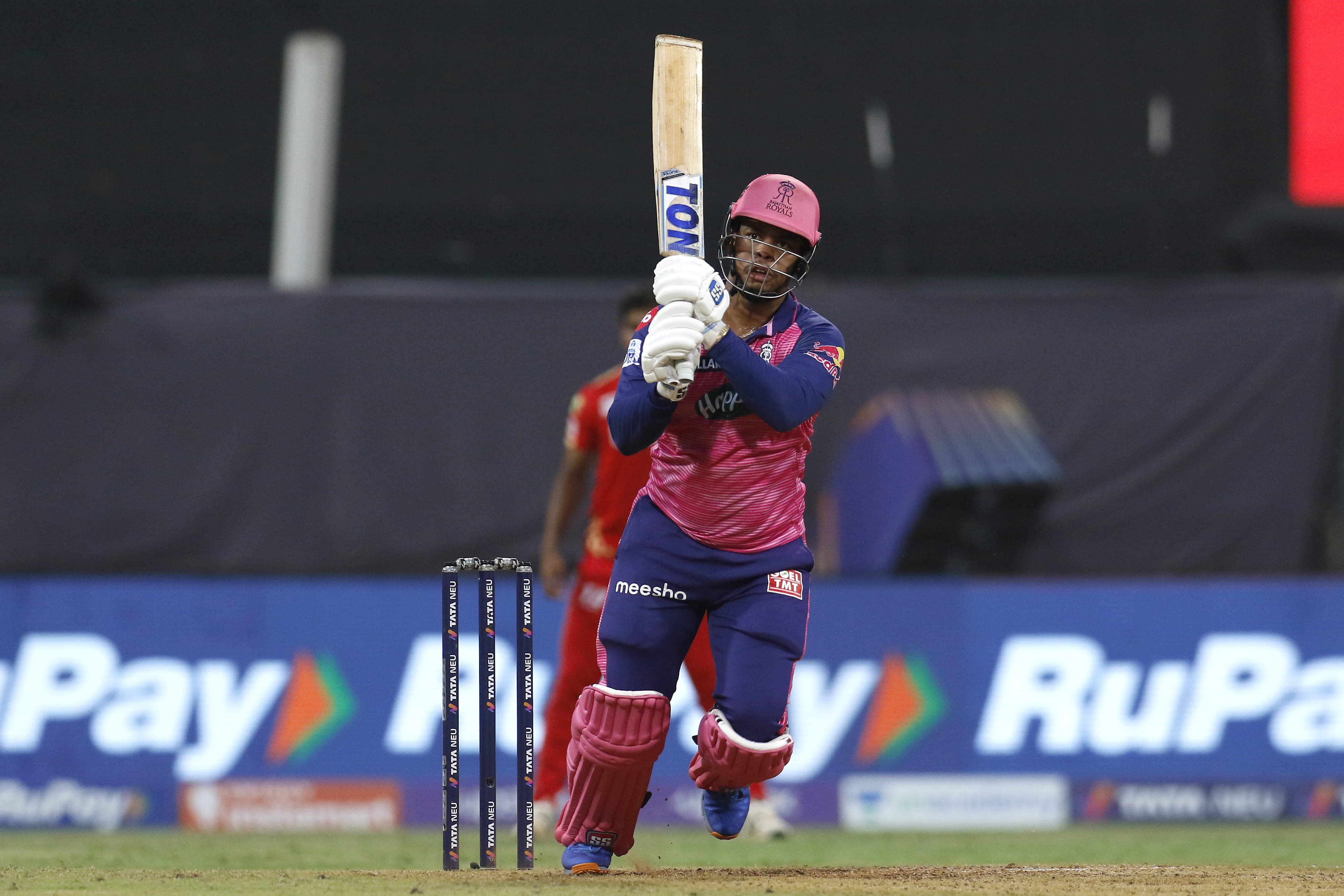 Hetmyer heads home for birth of his first child