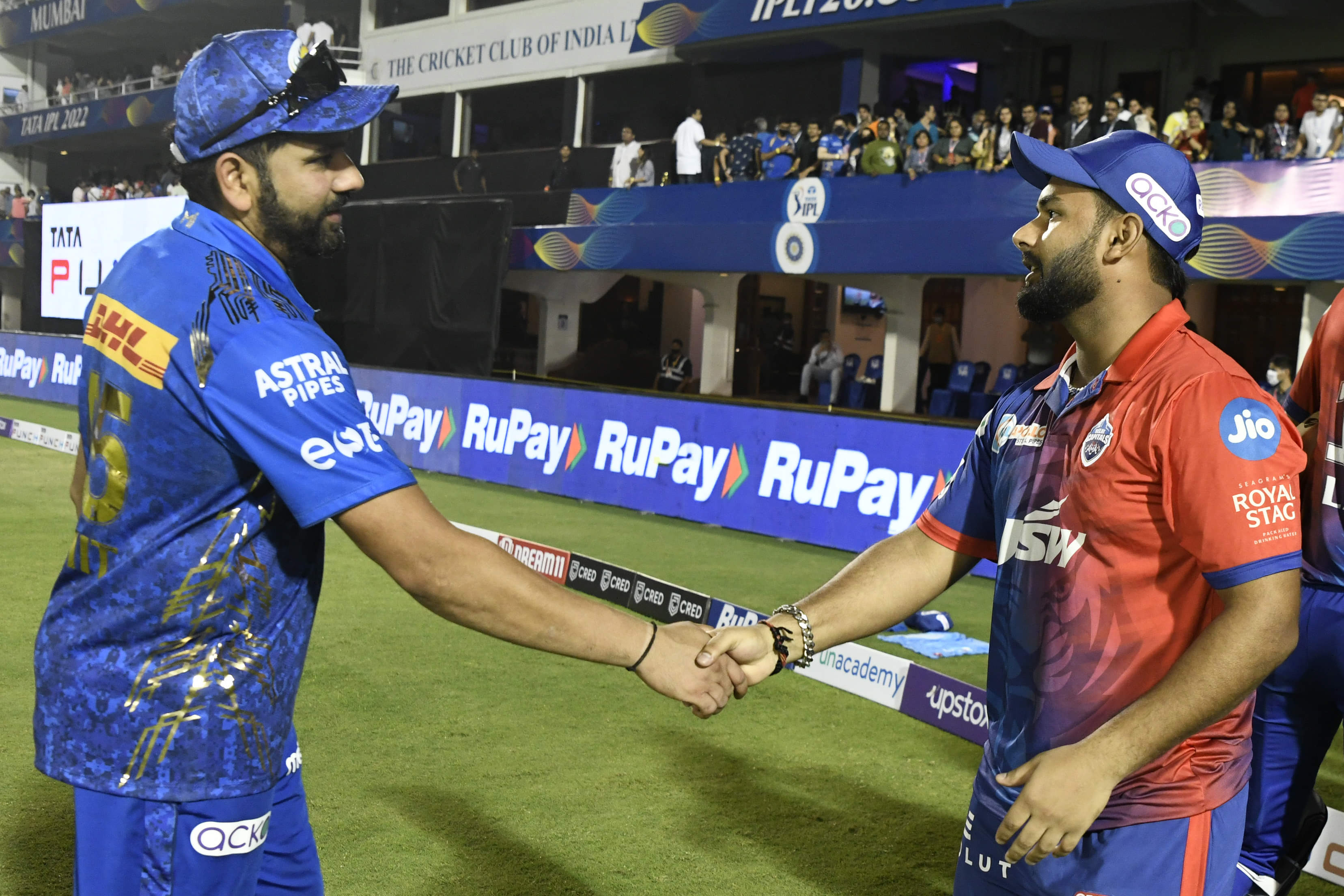 DC battle for survival against wounded MI in clash of heavyweights