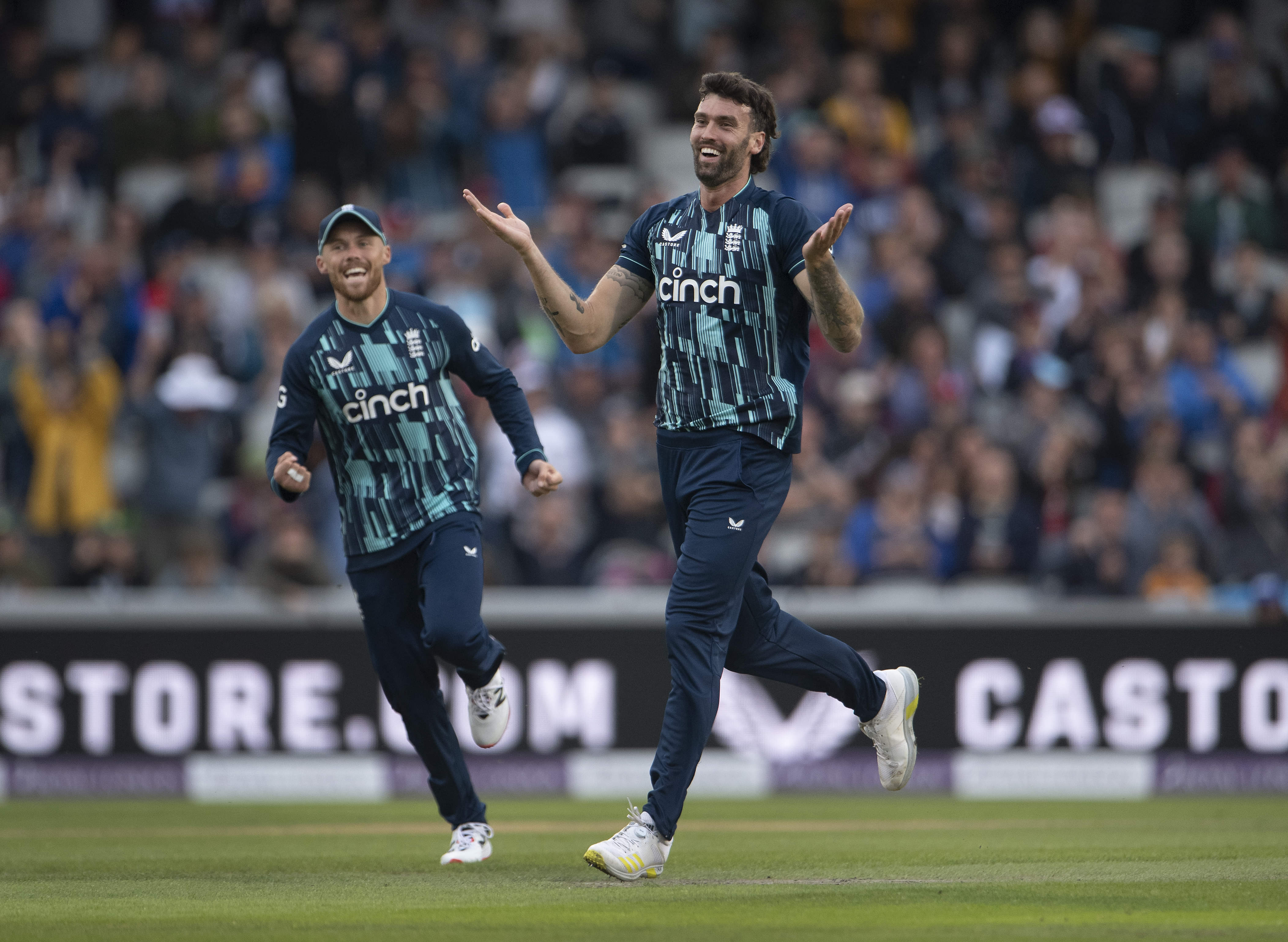 Topley stars as England thrash South Africa in 2nd ODI
