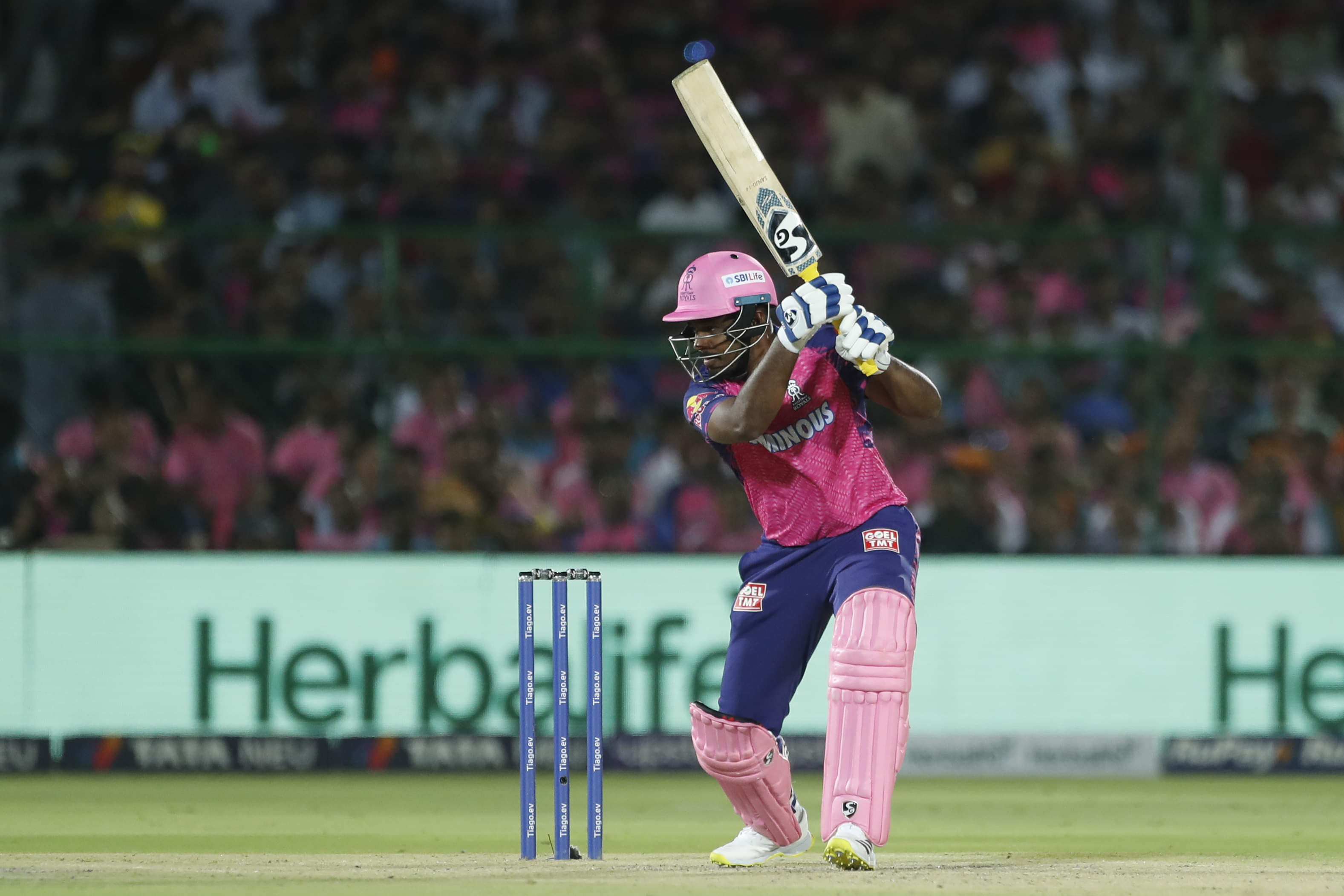 Struggling Royals battle for survival against high-flying Knights