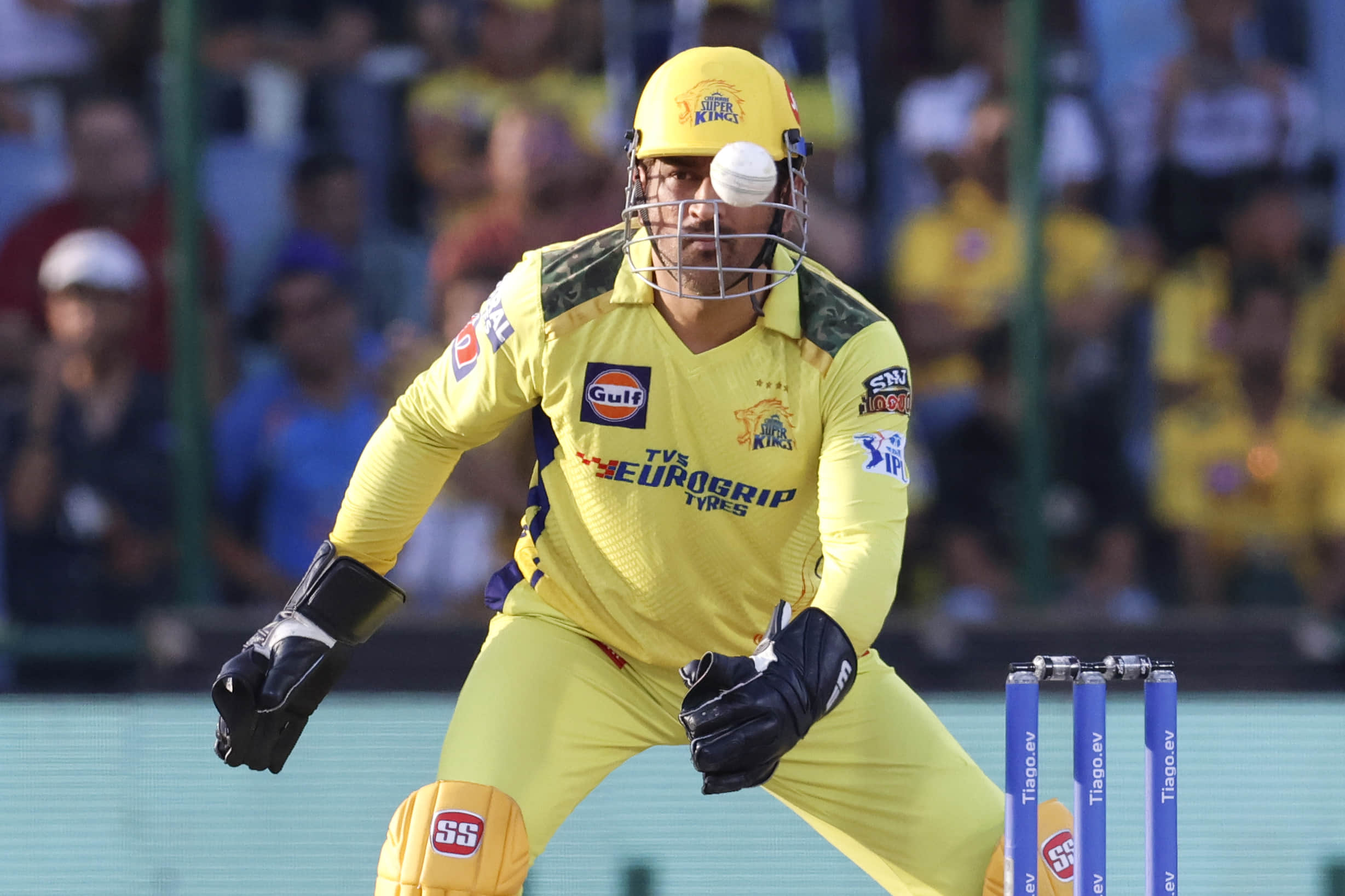 Dhoni undergoes successful knee surgery in Mumbai