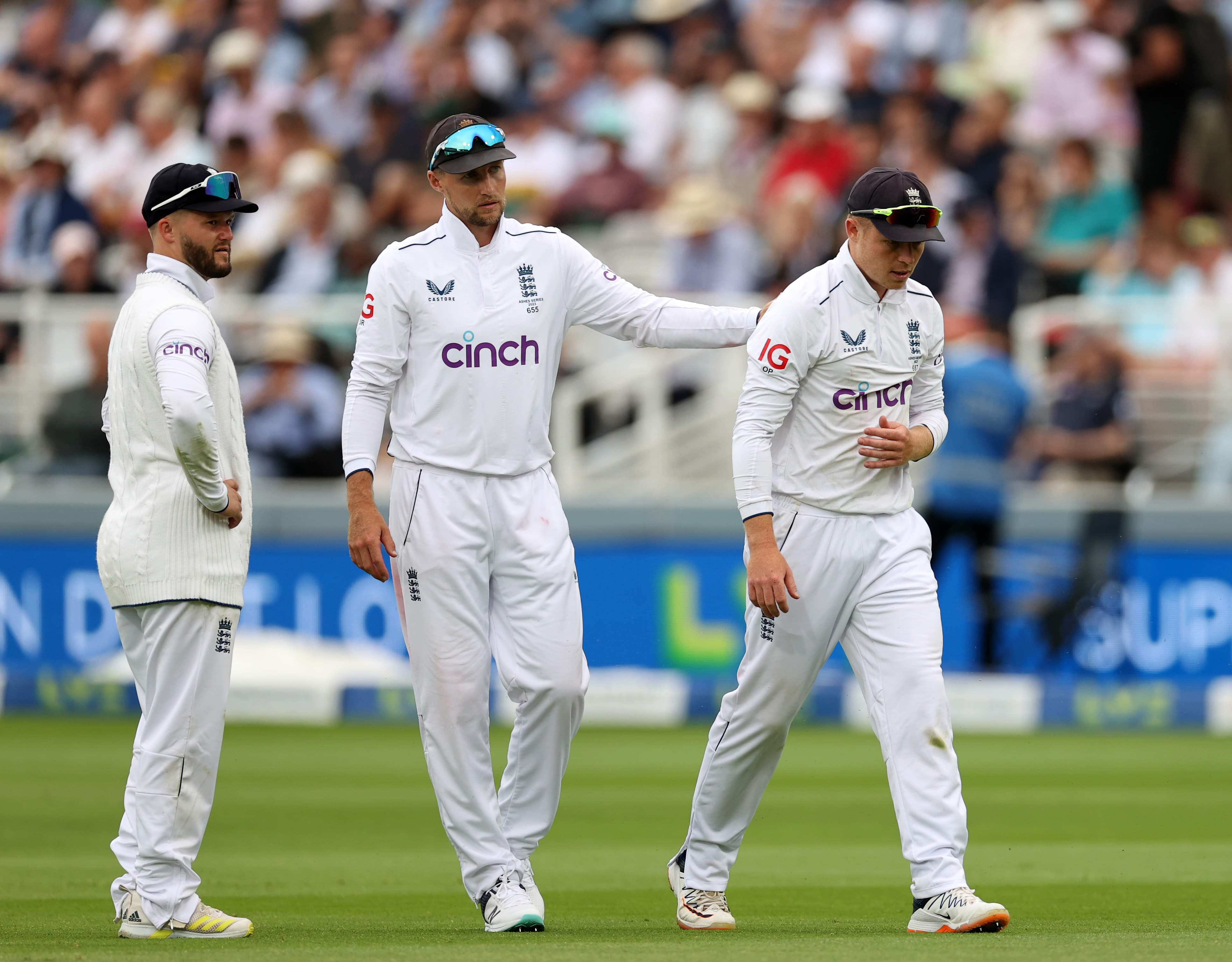 England suffer injury scare as Ollie Pope leaves field clutching right shoulder