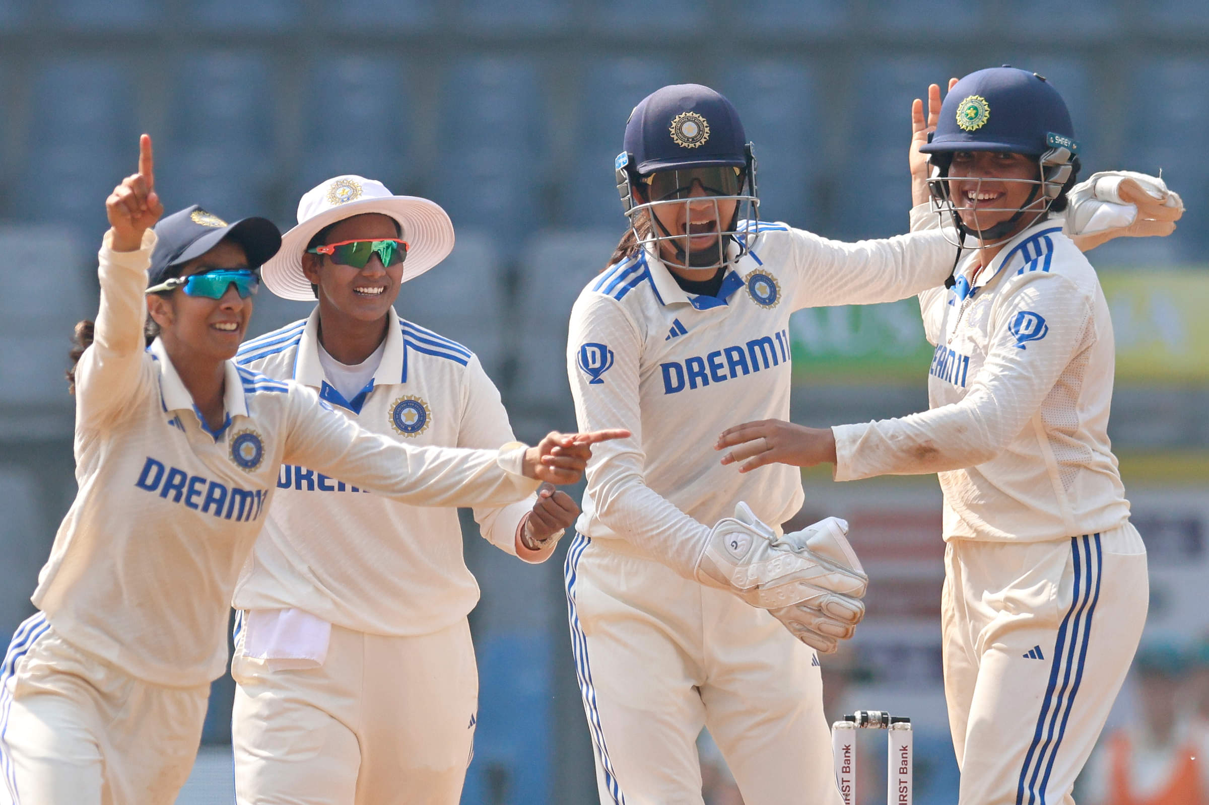 Reactions galore on Beth Mooney's bizarre runout