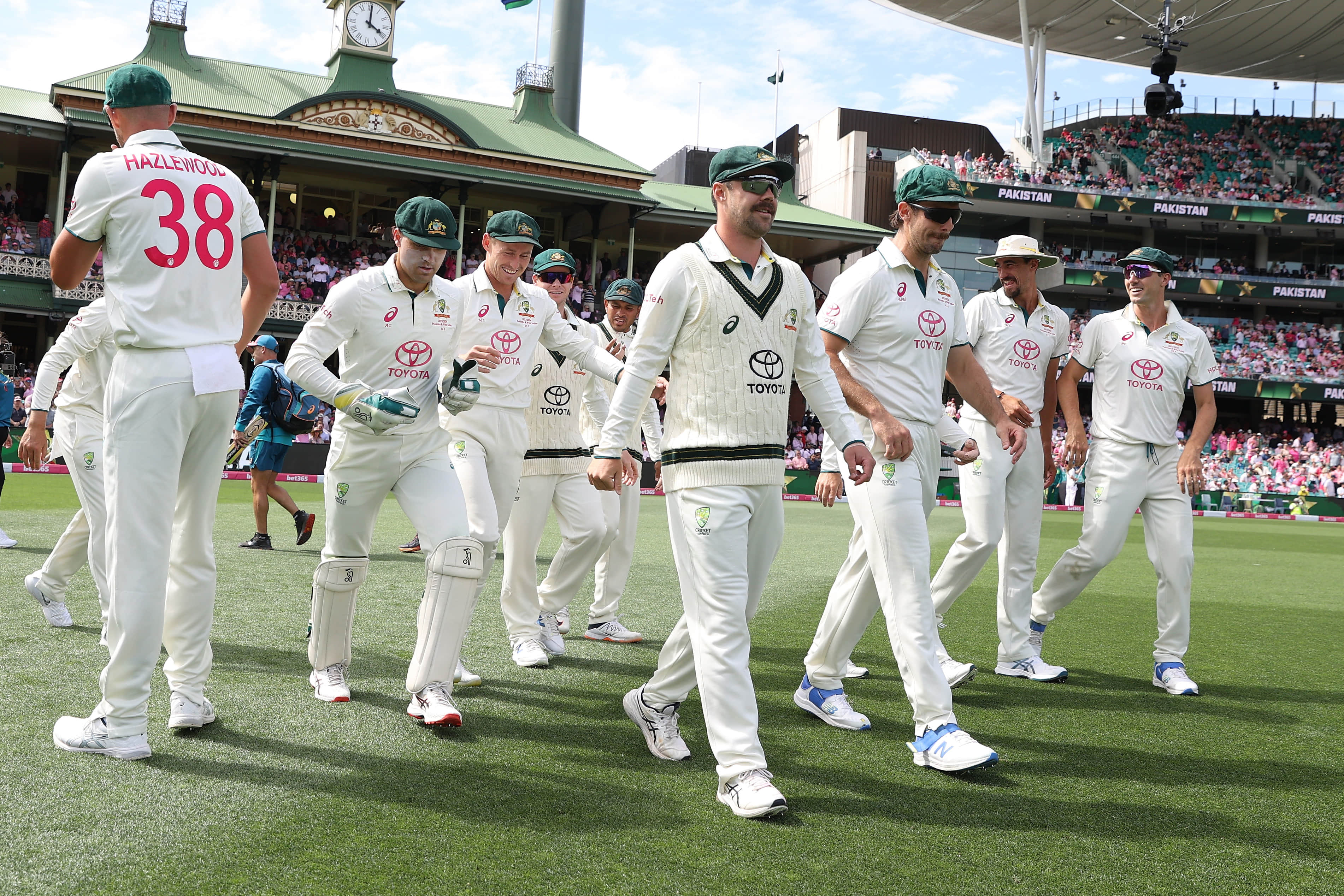 Australia dethrone India to become the top ranked side in Test cricket