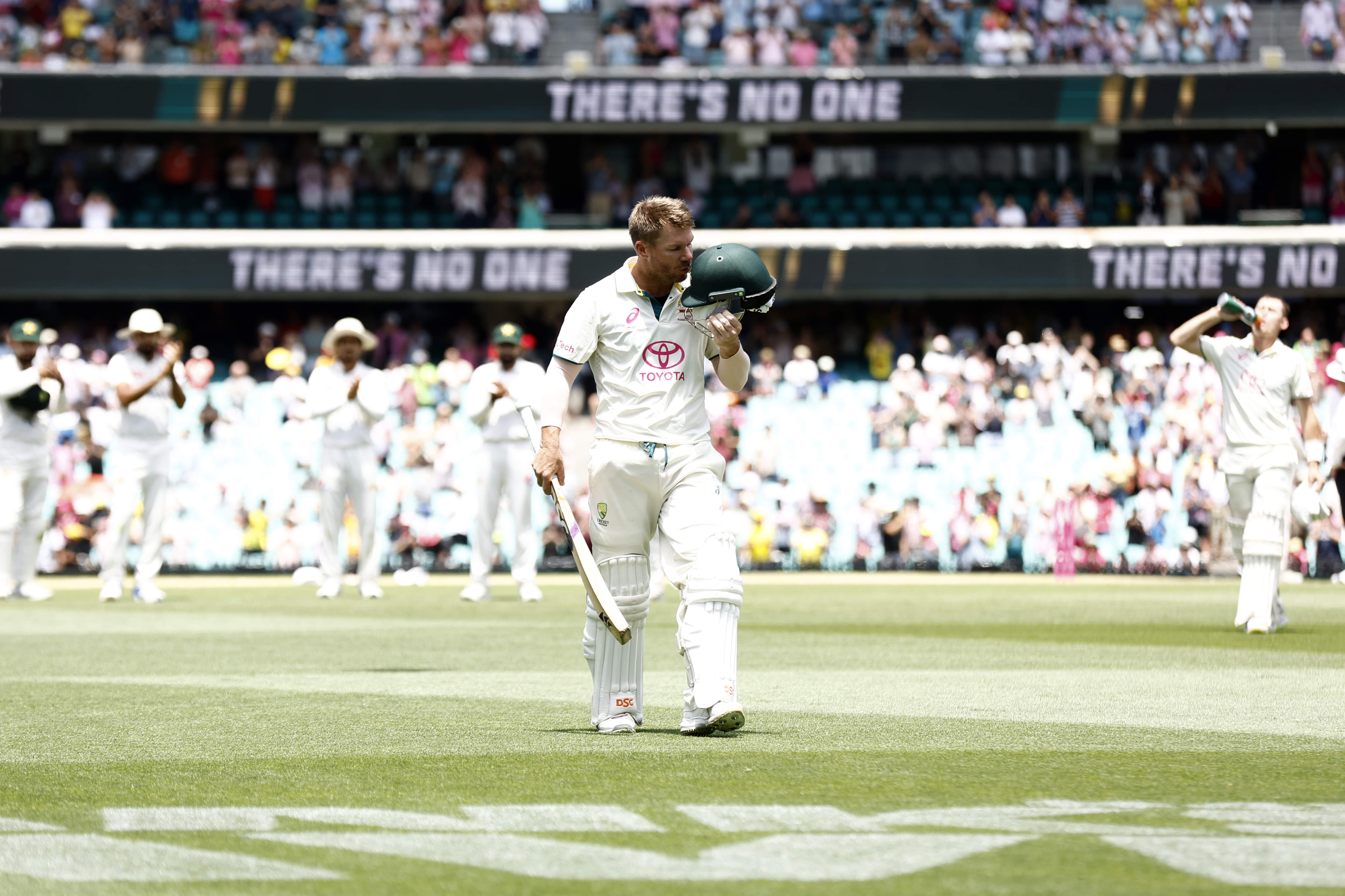 Warner "entertains" in the final chapter of his farewell ending