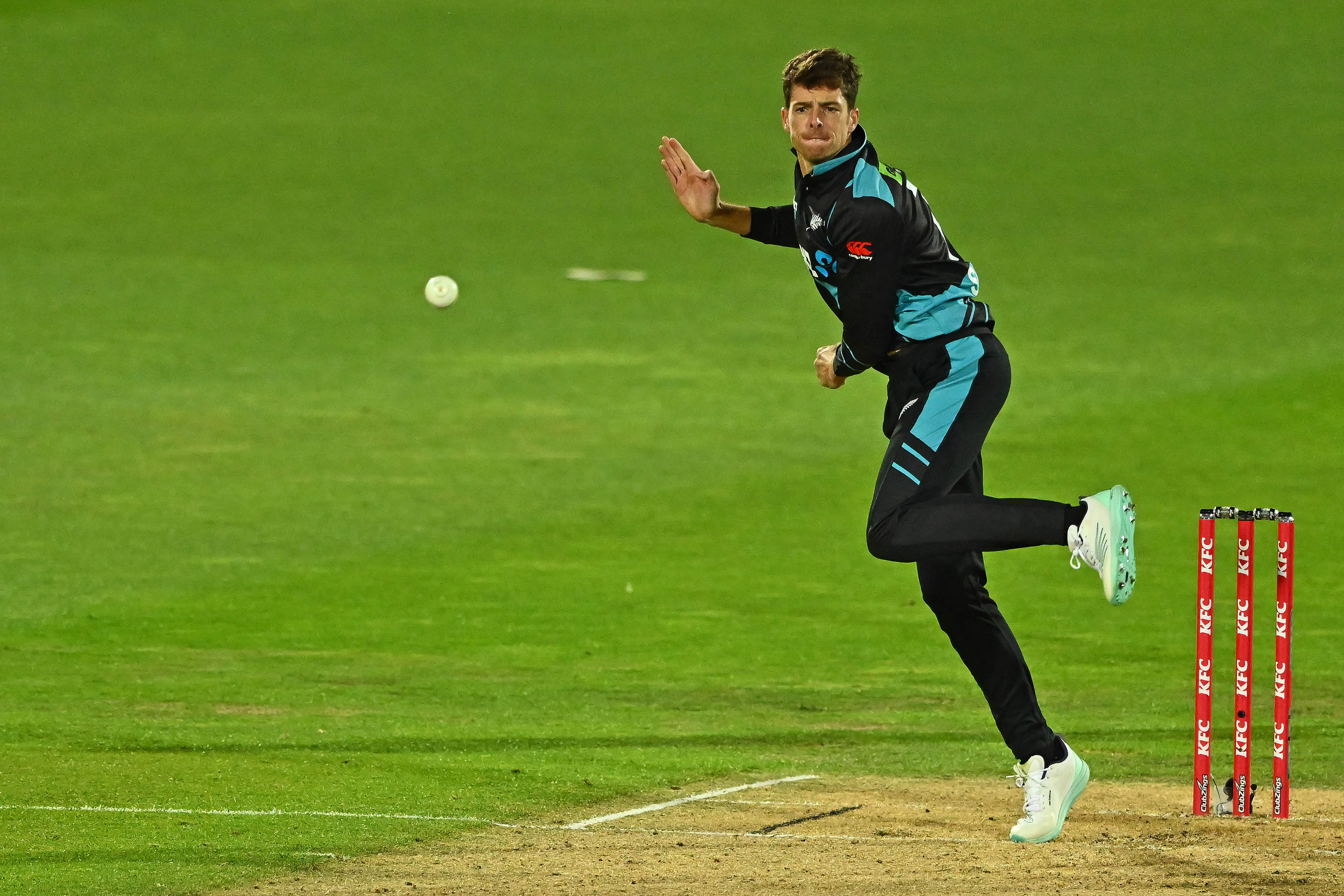 Mitchell Santner tests positive for Covid-19 ahead of Pakistan T20Is