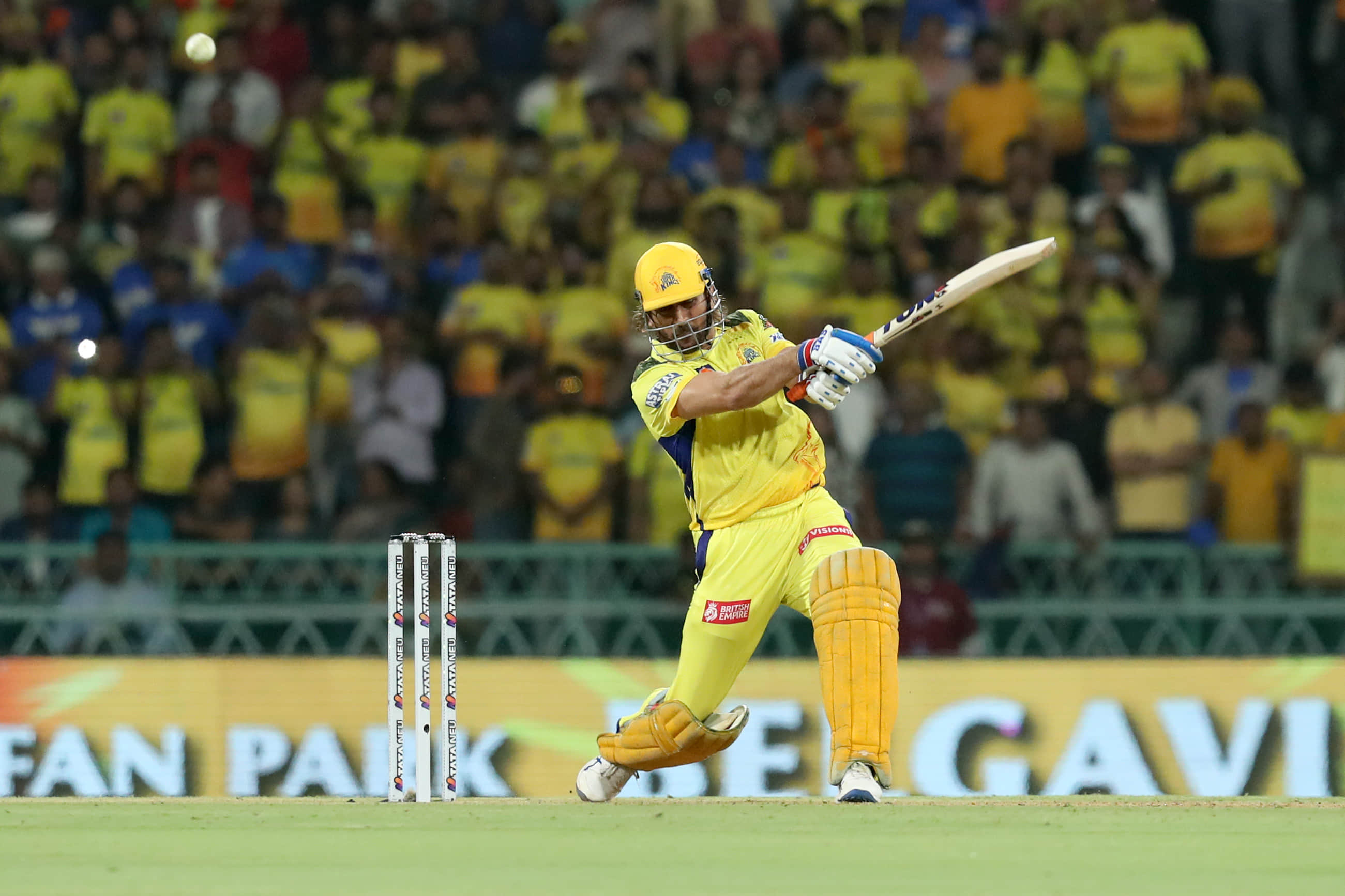 We need Dhoni for 2-3 over cameo and he's owning that space: Fleming
