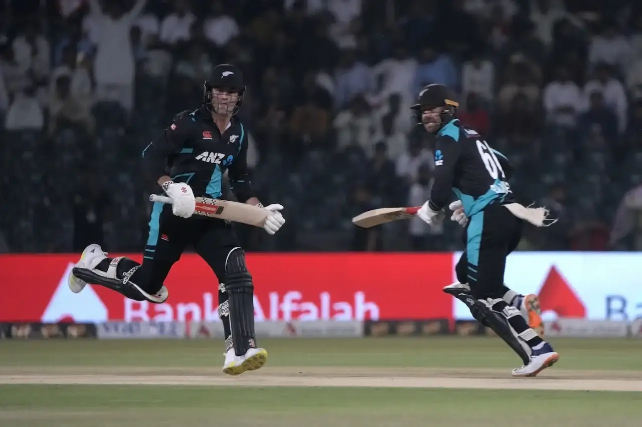 Clinical New Zealand outlast Pakistan to win fourth T20I