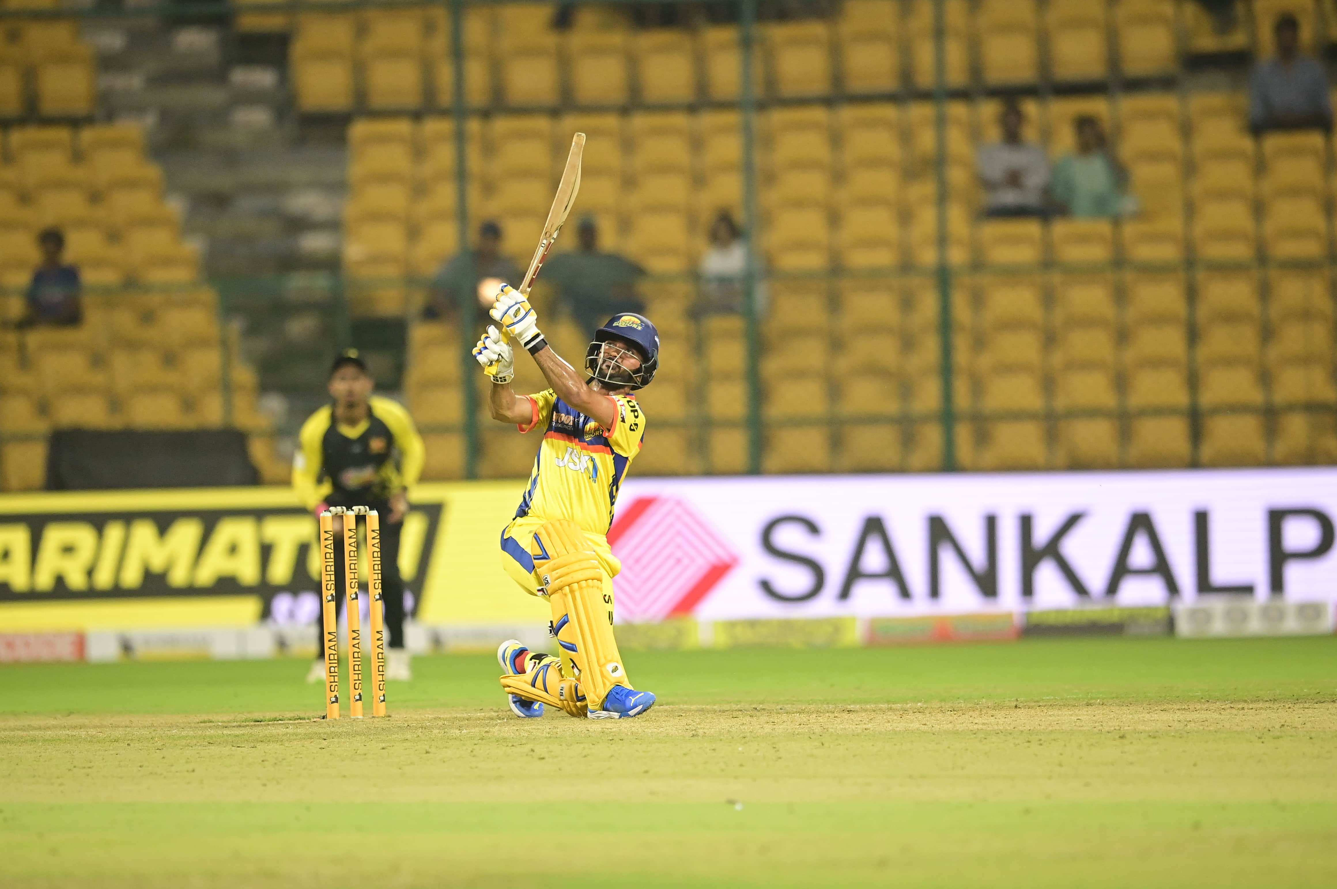 Manoj Bhandage's late fireworks get Mysore Warriors over the line