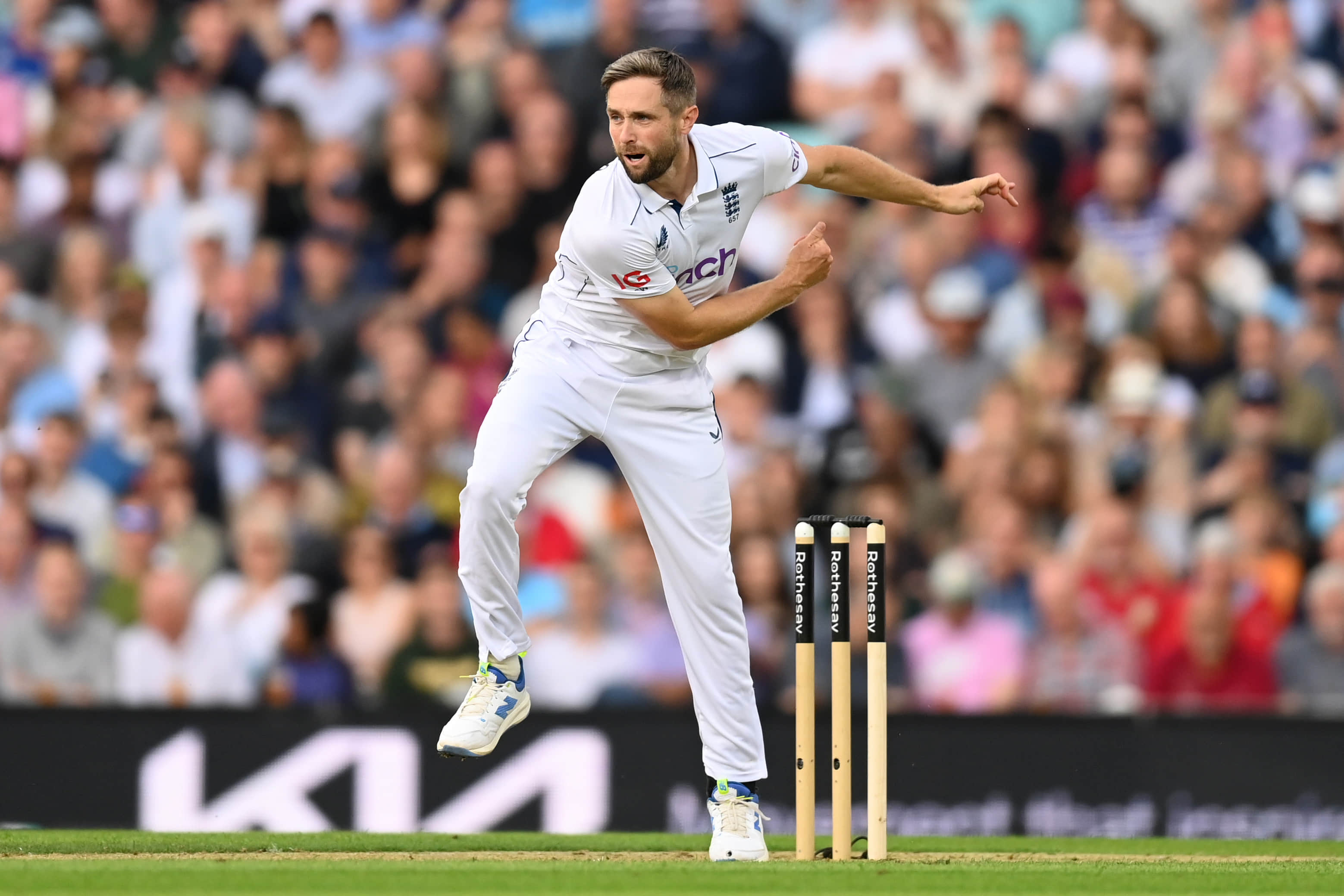 WATCH: Chris Woakes turns to off-spin amidst bad light in London