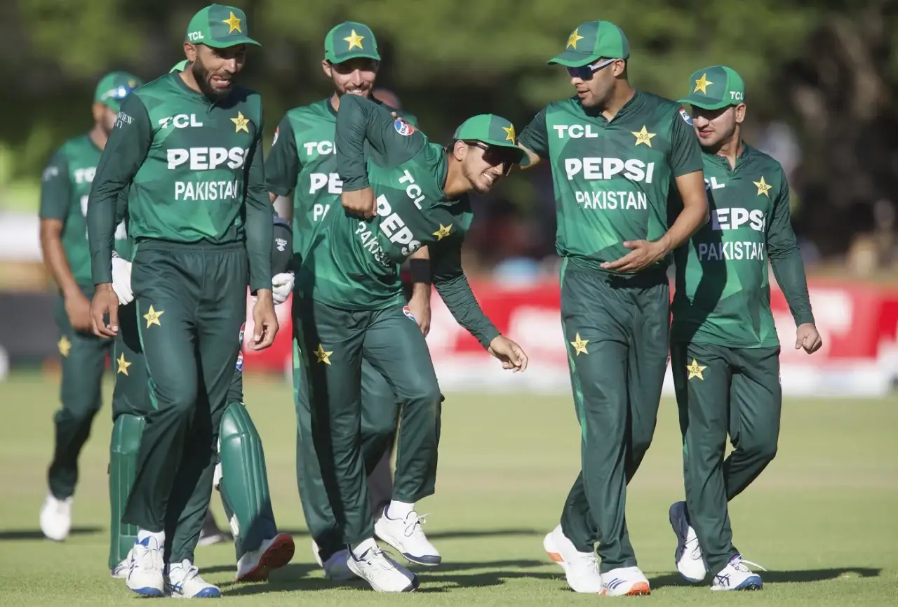 Pakistan cruise home in T20 opener against Zimbabwe