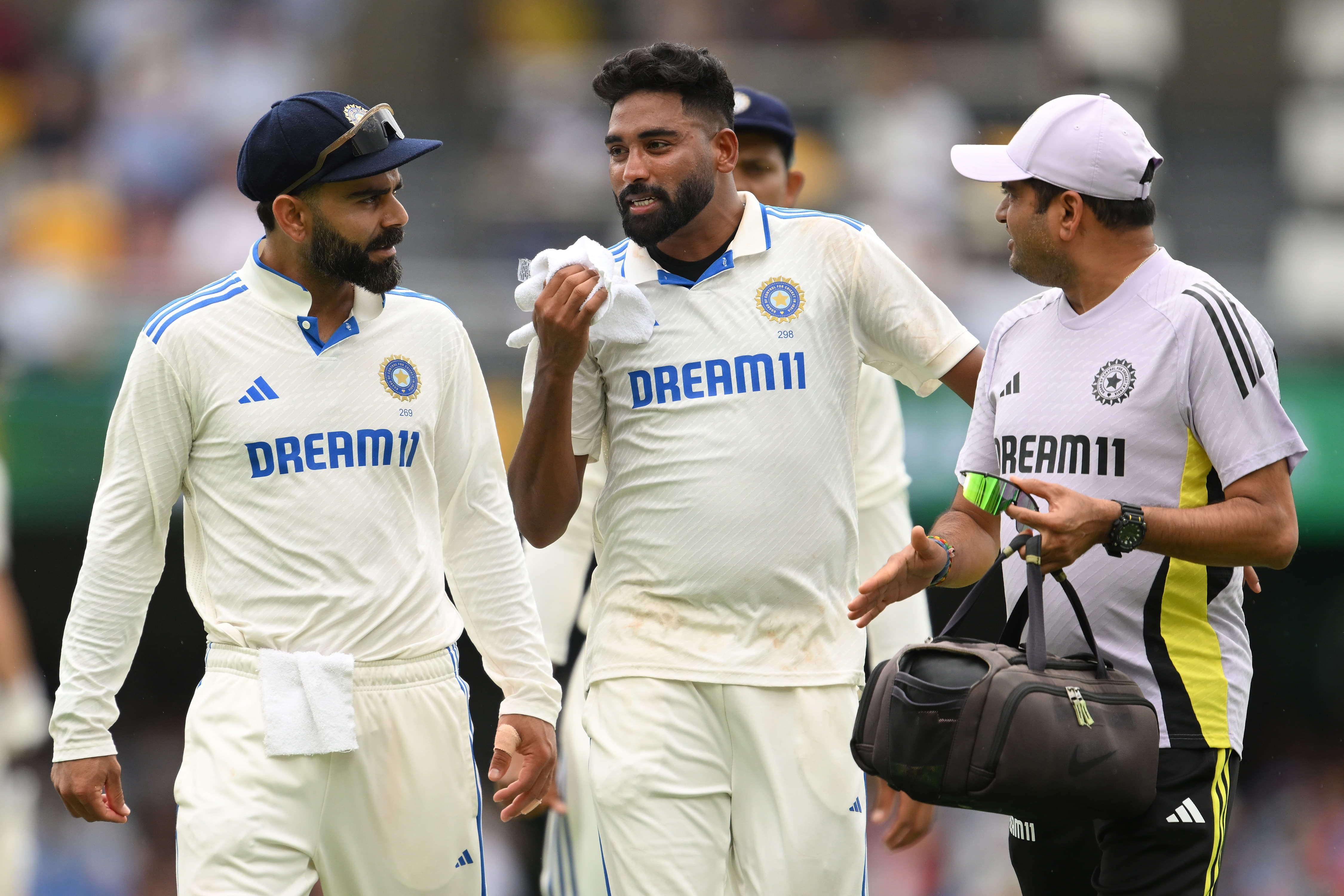 Injury scare for India as Mohammed Siraj walks off the field