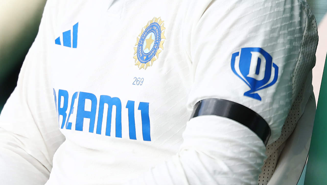 Why are Indian players wearing black armbands on day two of MCG Test?